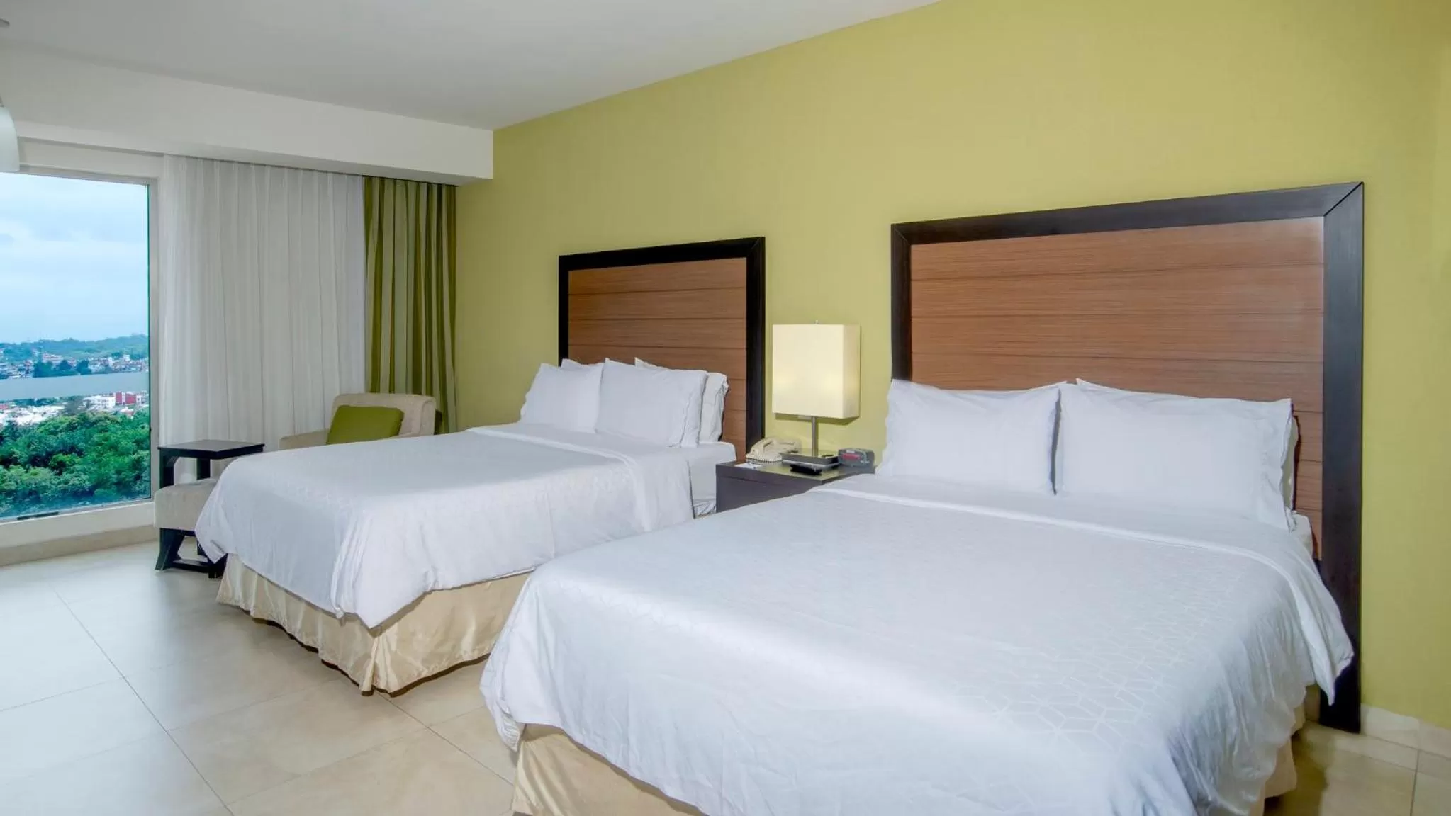 Photo of the whole room, Bed in Holiday Inn Express Xalapa by IHG