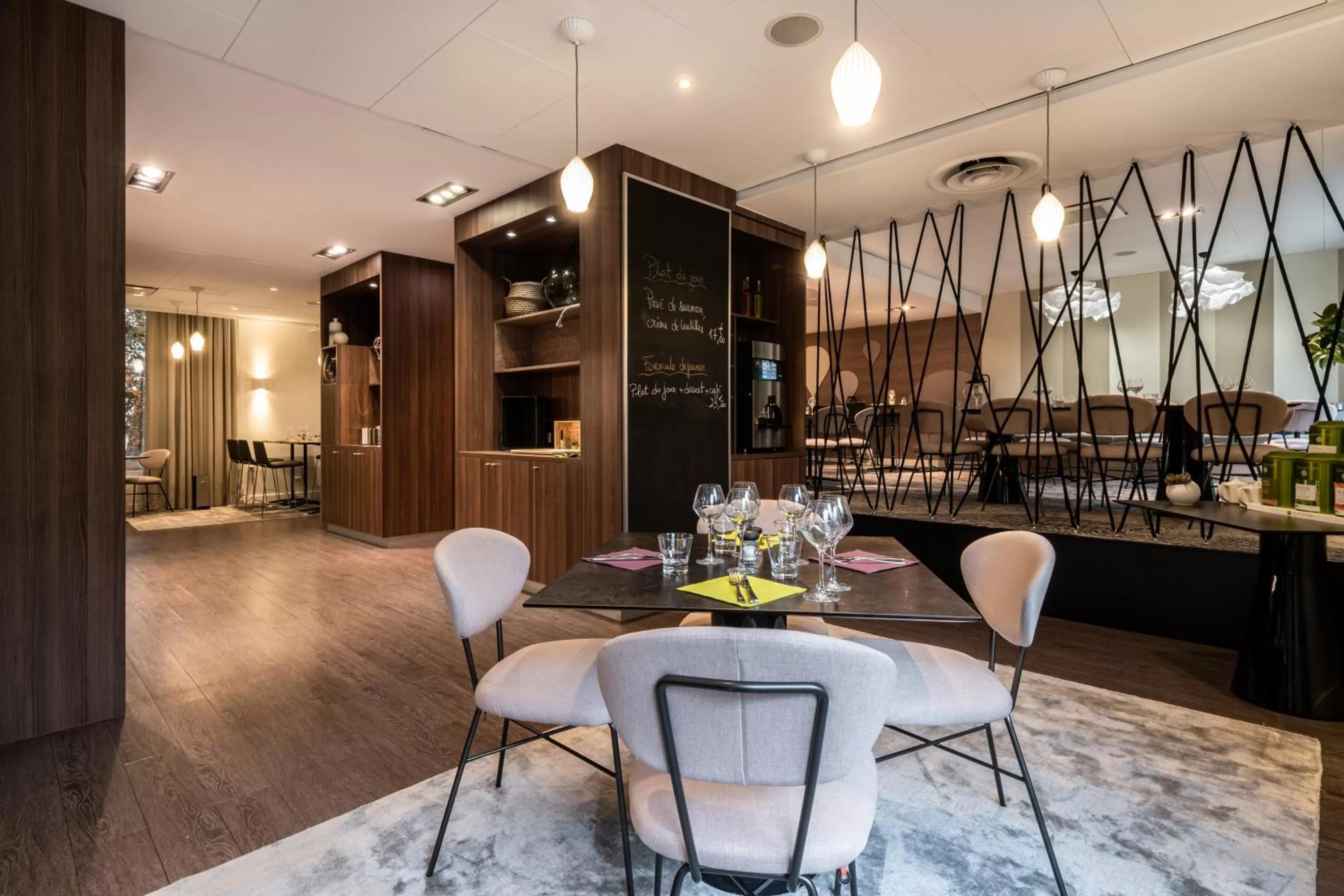 Restaurant/places to eat in Mercure Grenoble Meylan