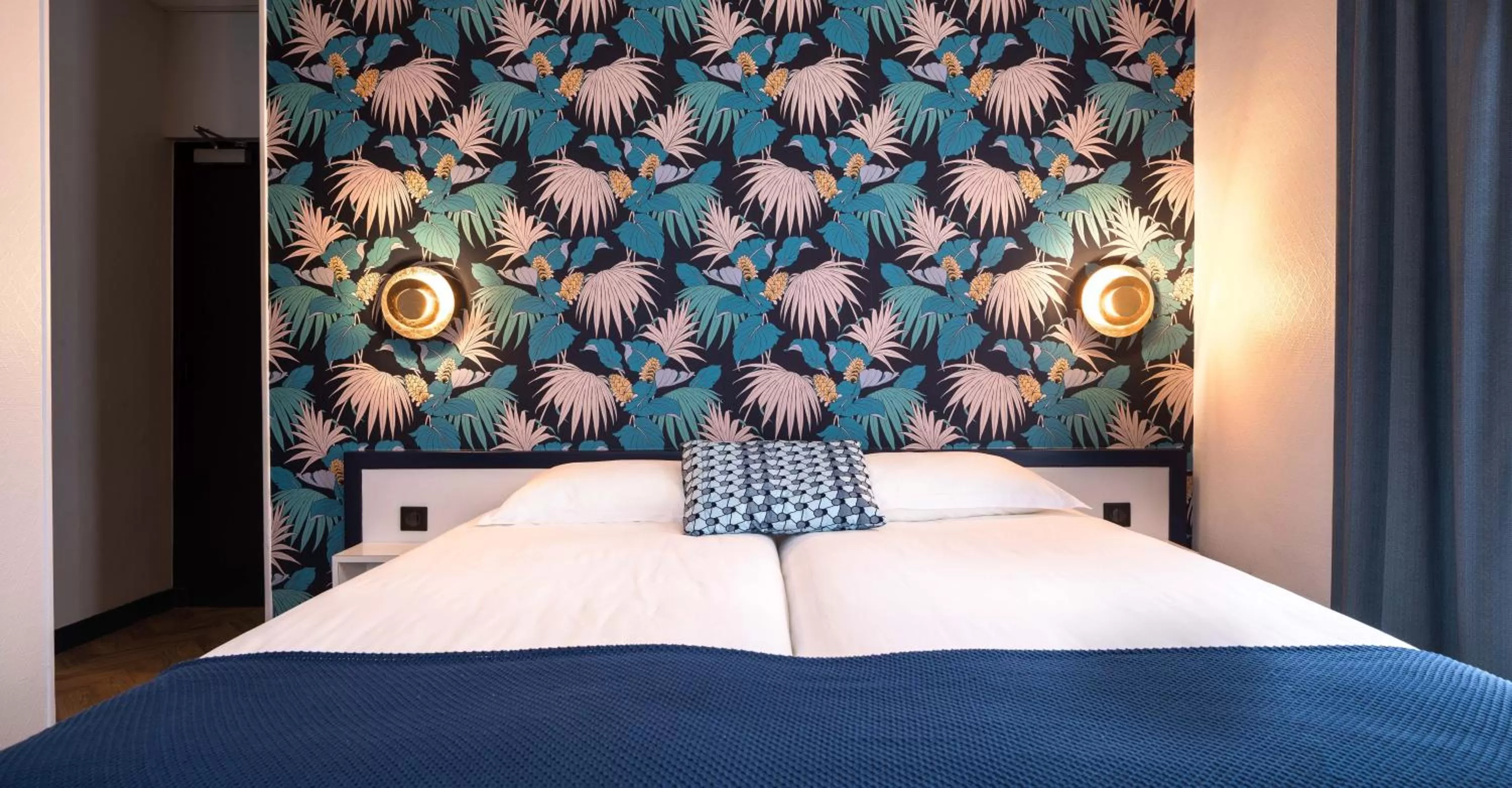 Bedroom, Bed in Hôtel Lanjuinais