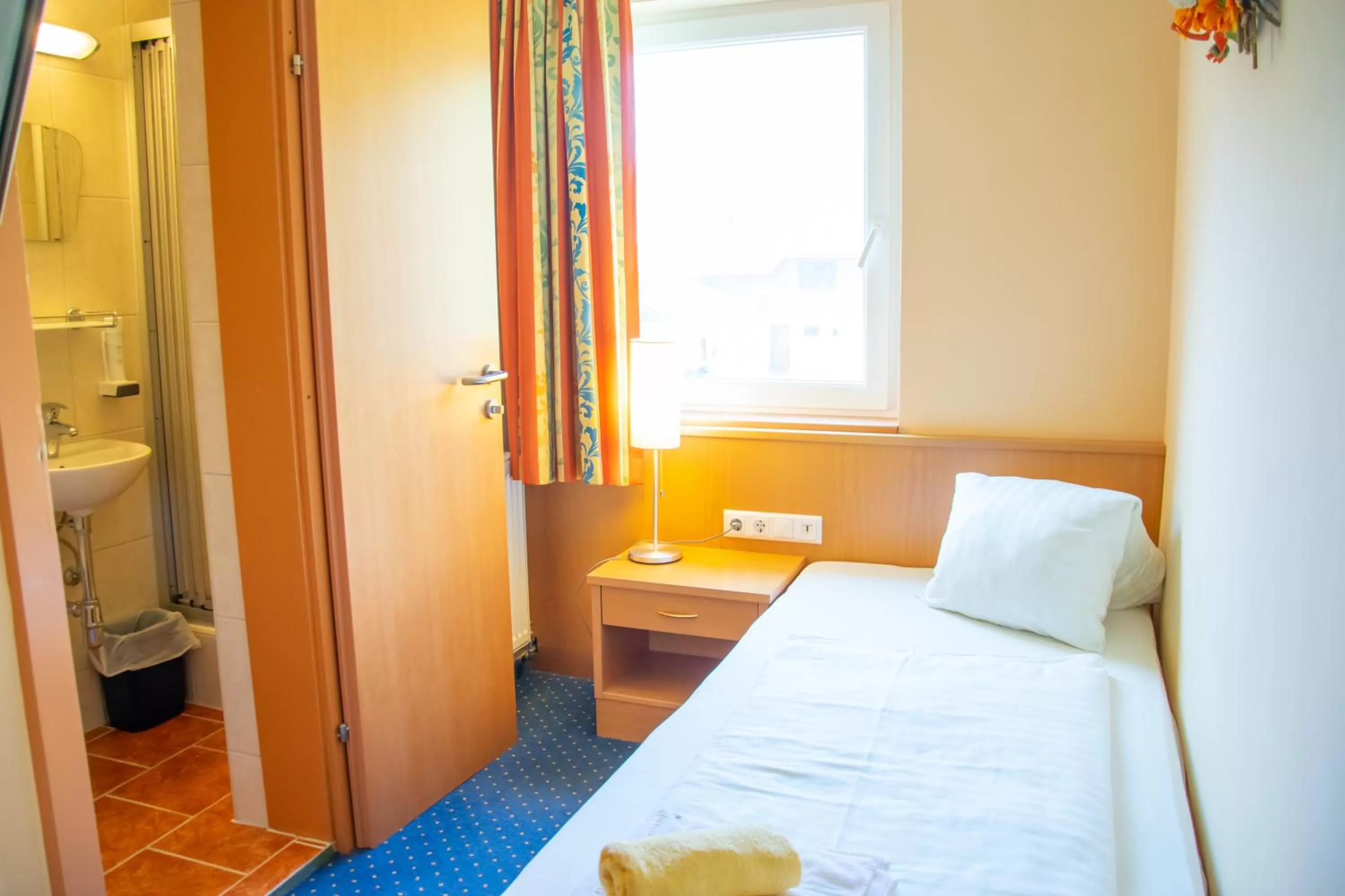 Photo of the whole room, Bed in Strandhotel Burgstaller