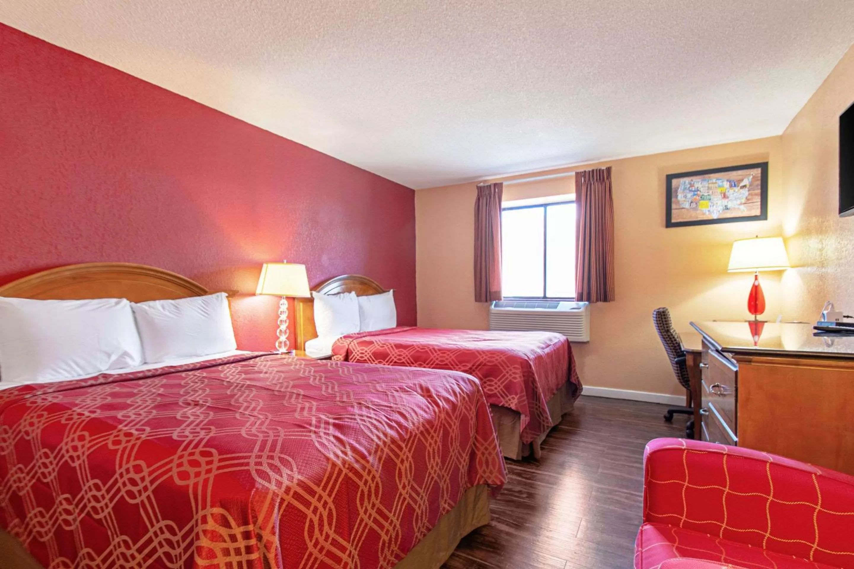 Photo of the whole room, Bed in Econo Lodge Utica