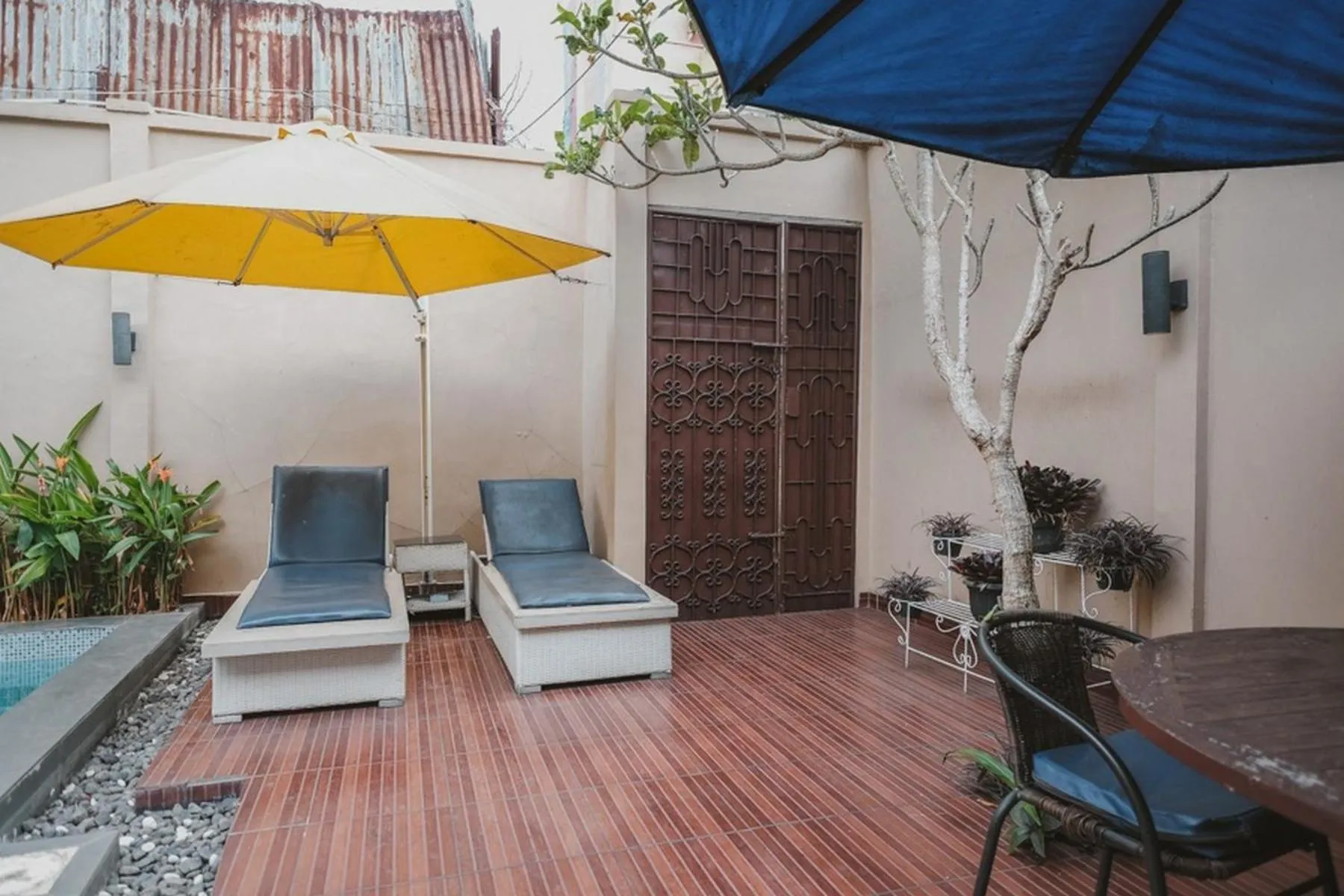 Swimming pool in RedDoorz Plus @ Tanjung Karang Lampung 2