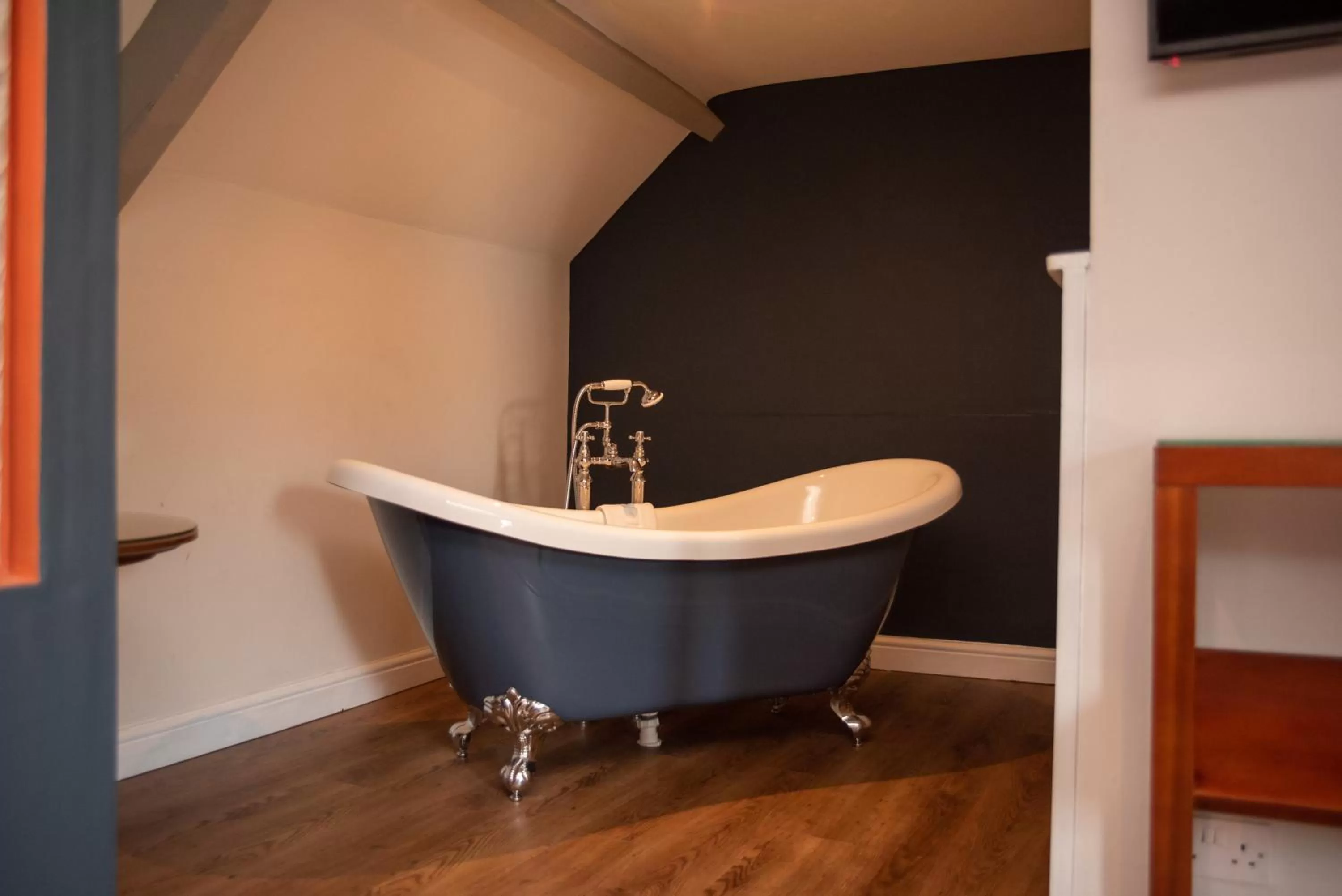 Bath, Bathroom in The Oak House Hotel