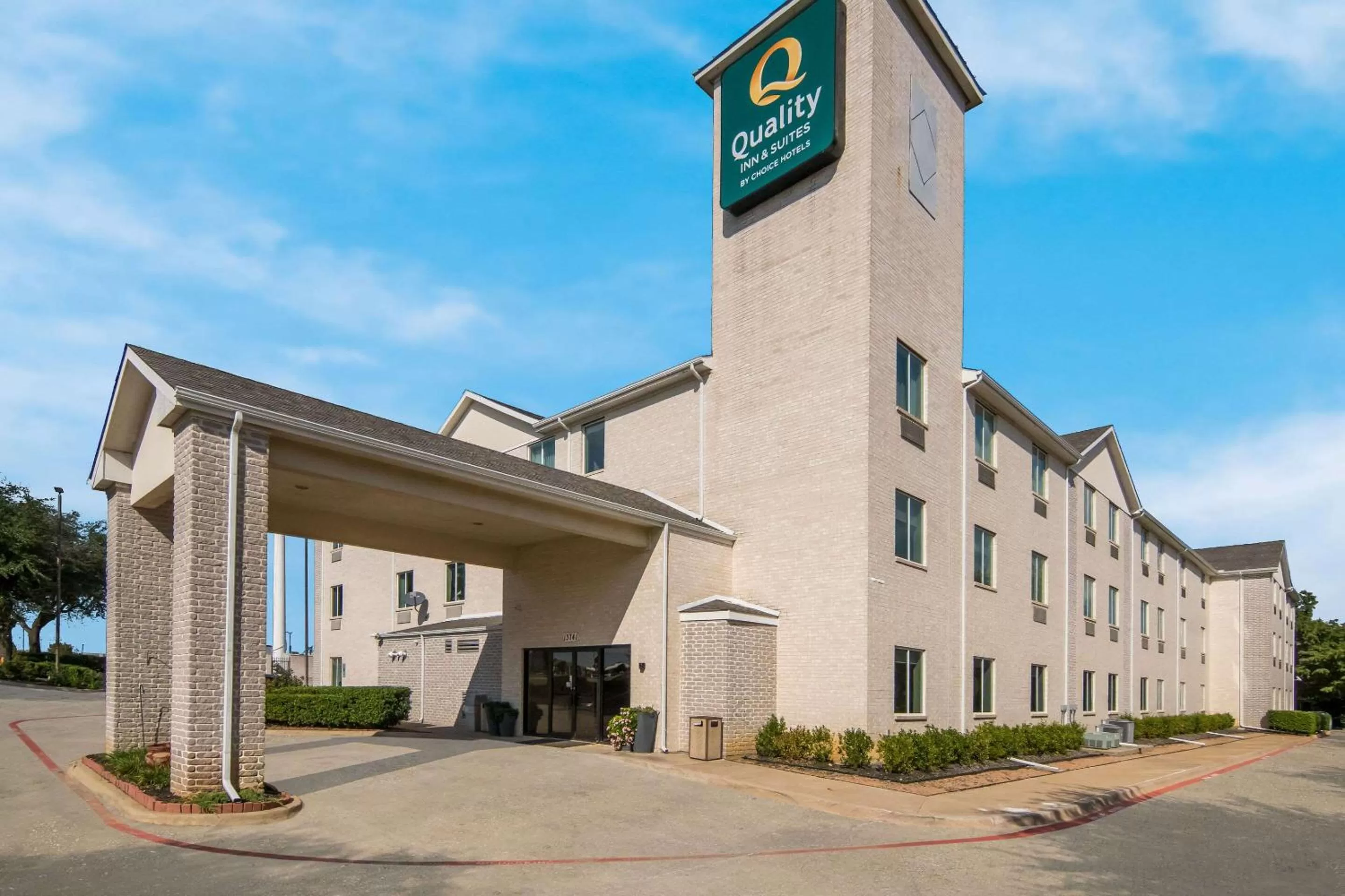 Property building in Quality Inn & Suites Roanoke - Fort Worth North