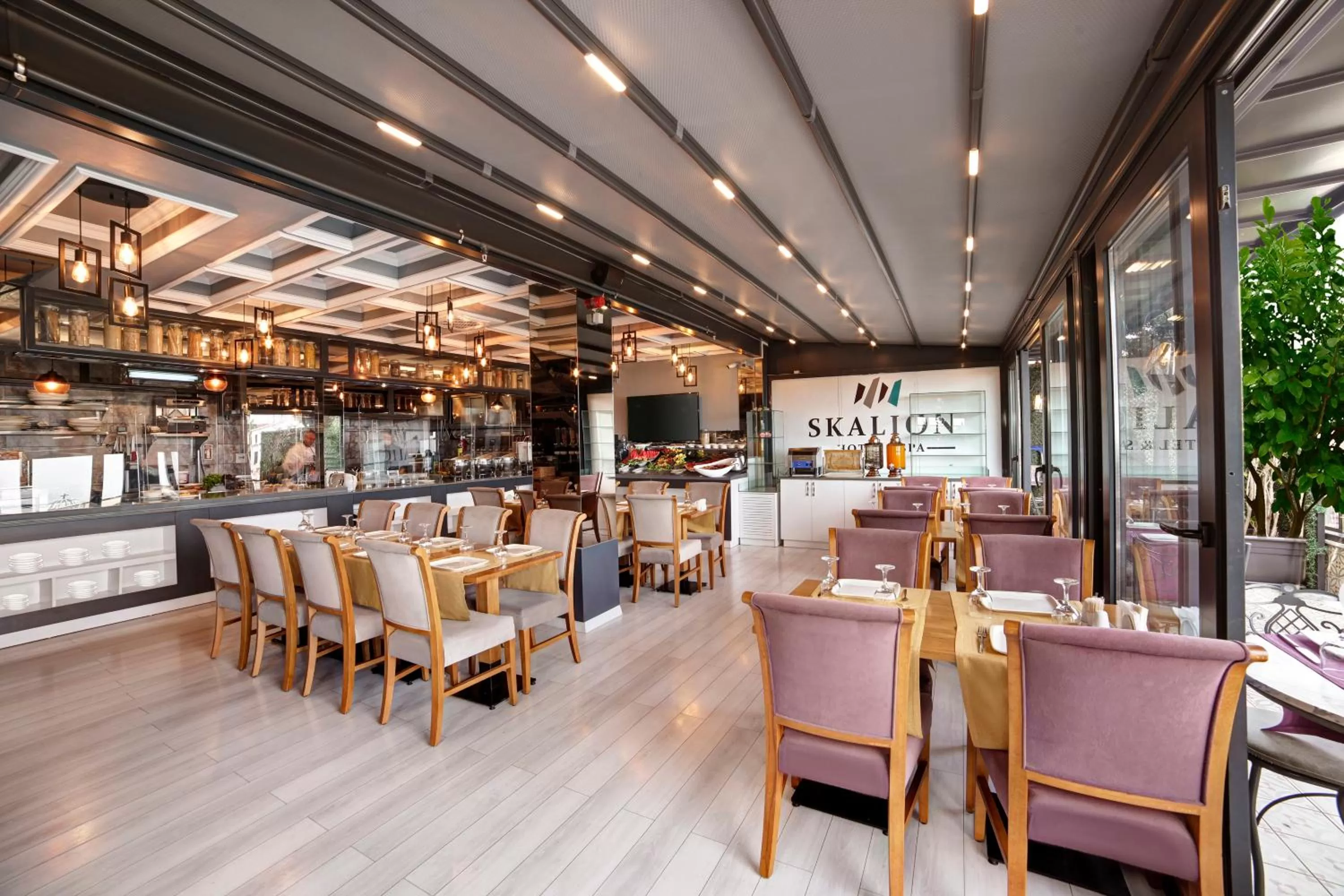 Restaurant/places to eat in Skalion Hotel