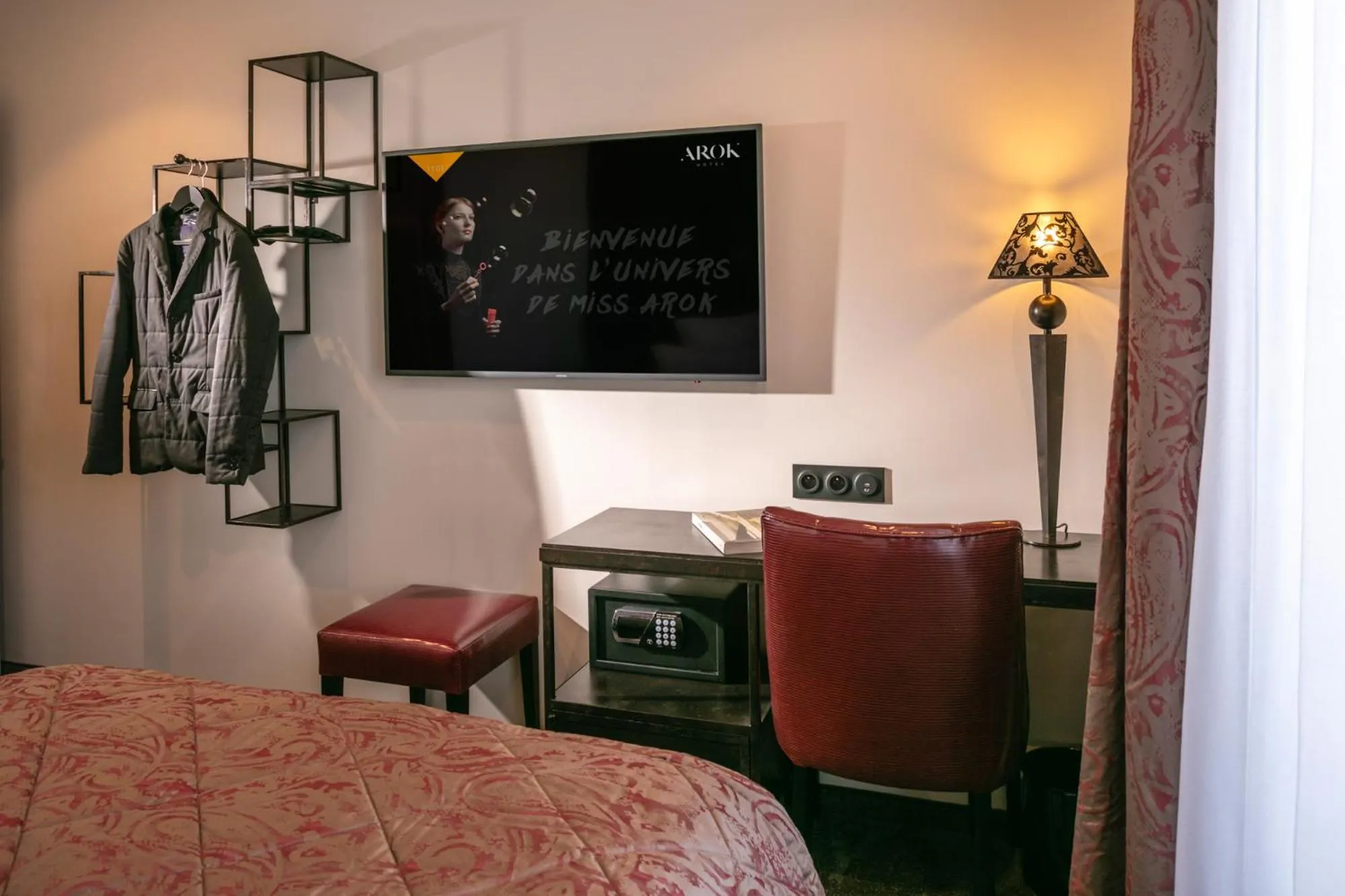 TV and multimedia, Bed in Hotel Arok