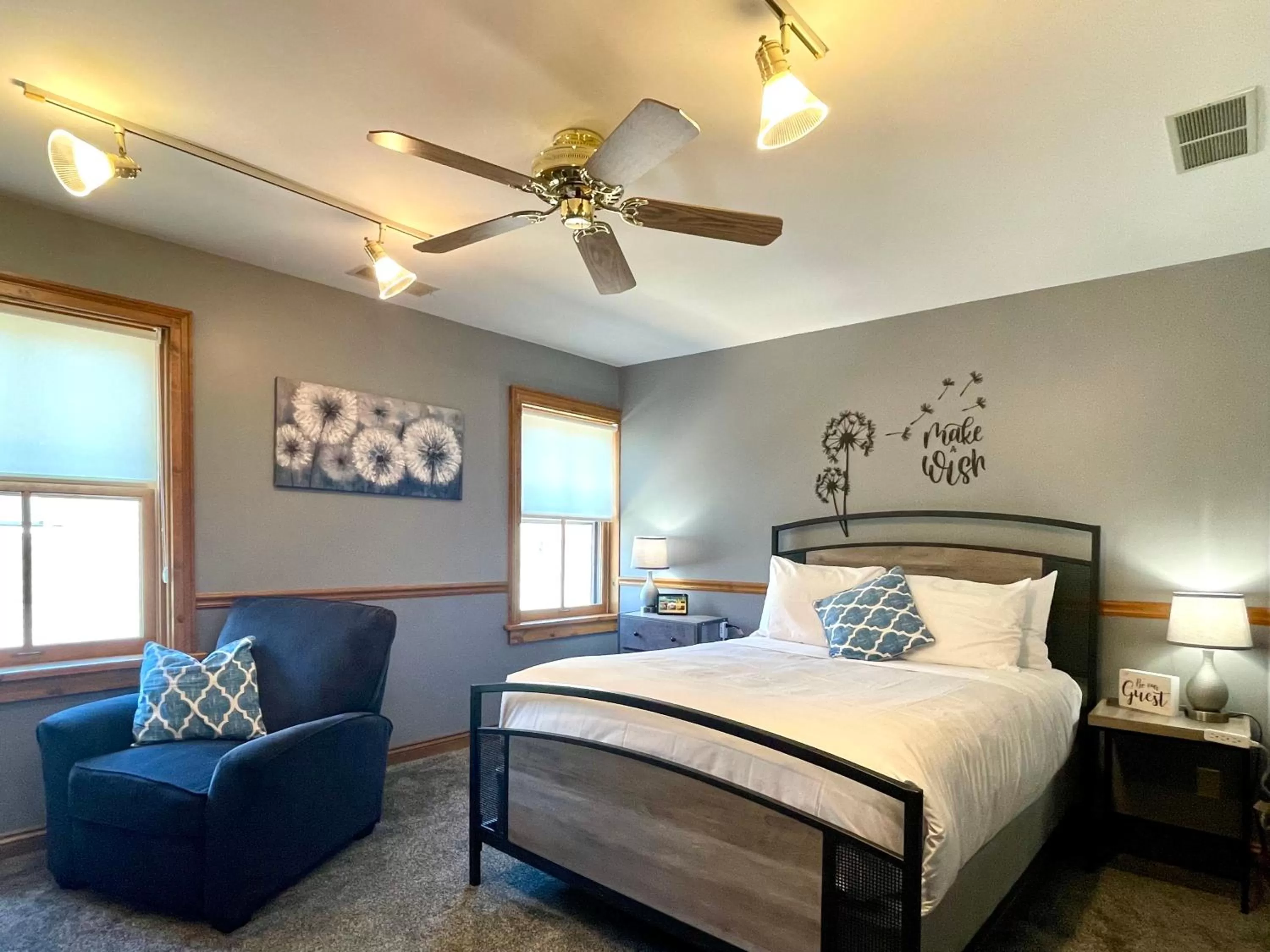 Bedroom, Bed in Riverboat Suites