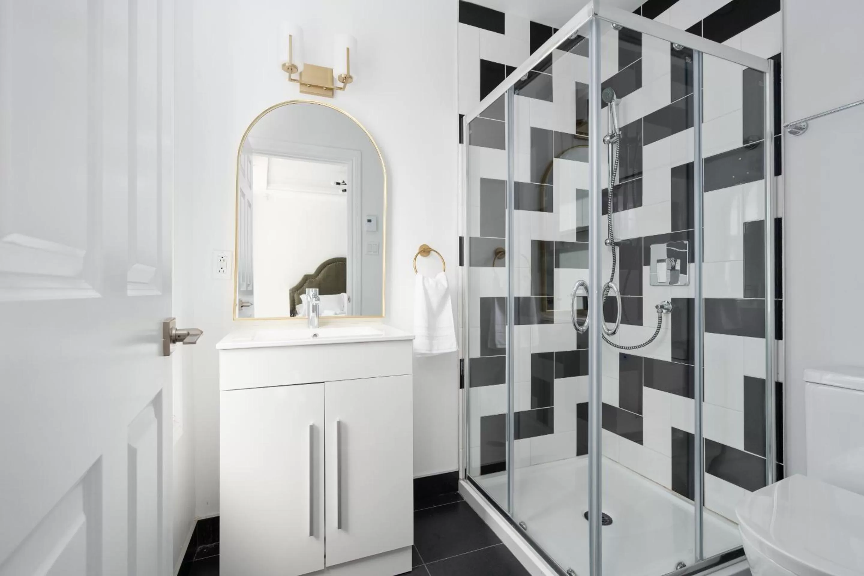 Bathroom in Le Penfield Par Nomade MTL