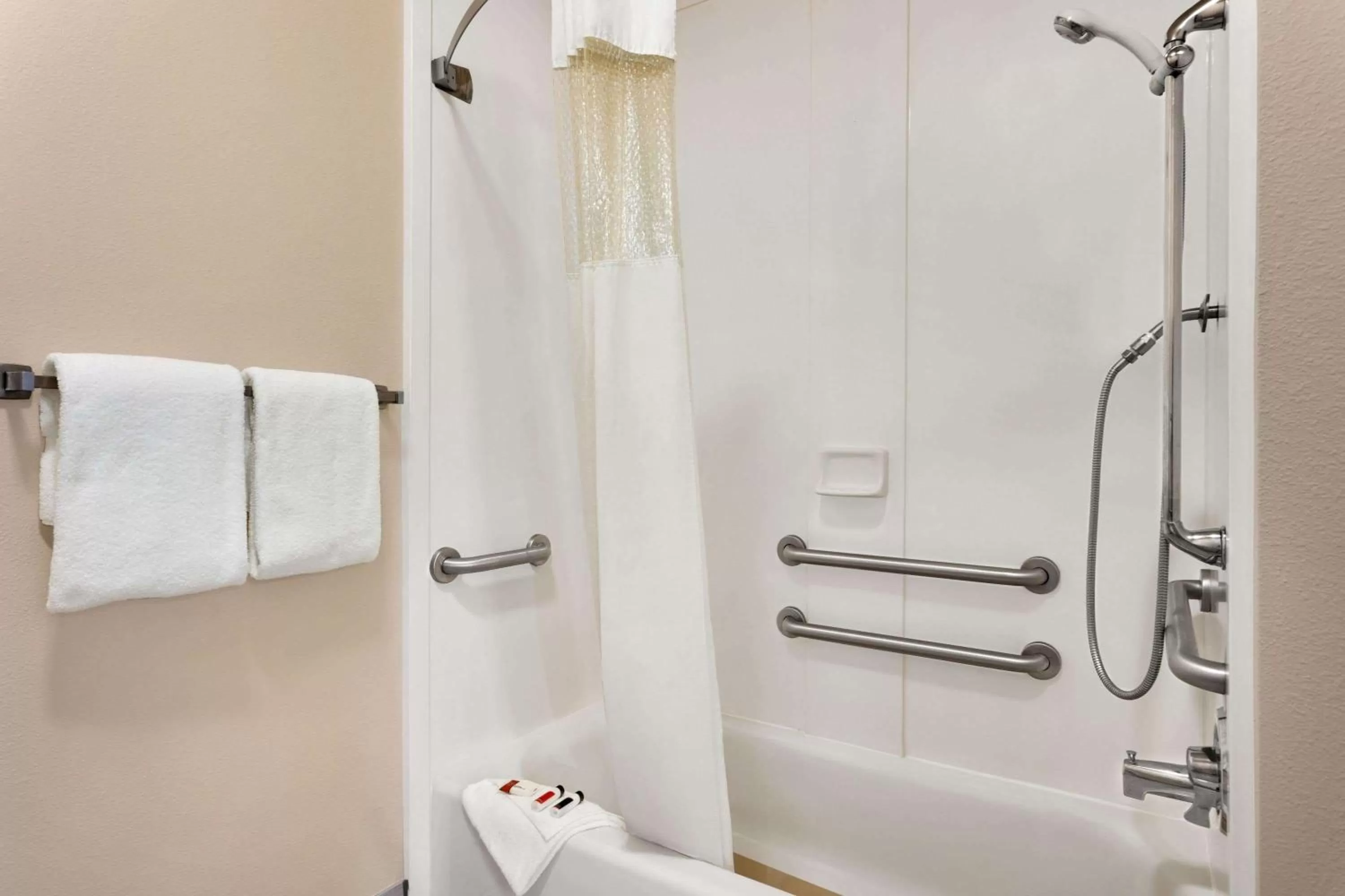 Bathroom in Baymont by Wyndham Ft. Leonard/Saint Robert