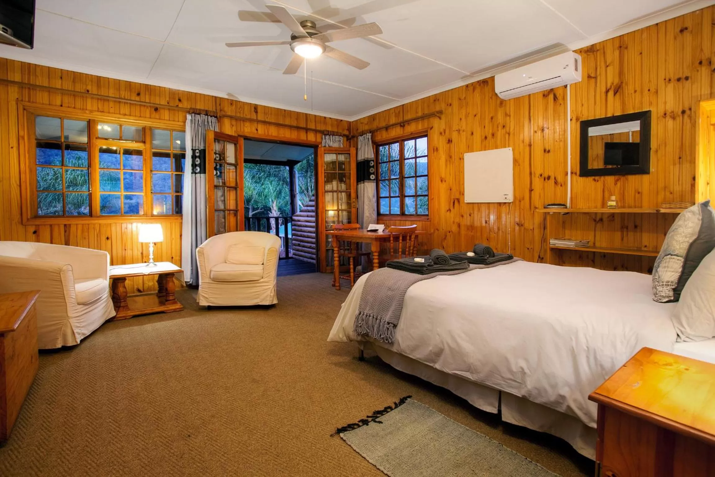 Photo of the whole room, Bed in The Spotted Grunter Resort