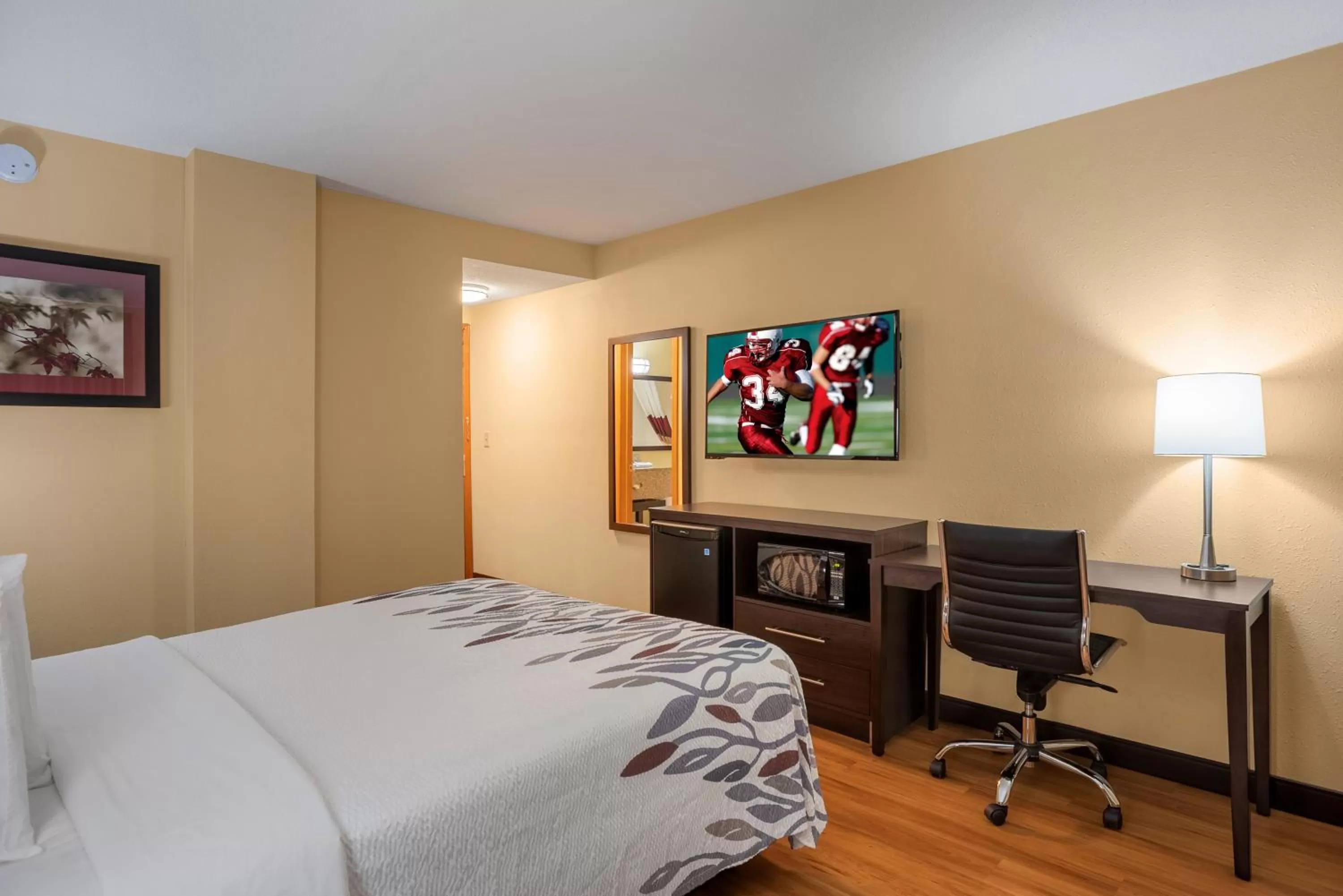 Photo of the whole room, Bed in Red Roof Inn Des Moines