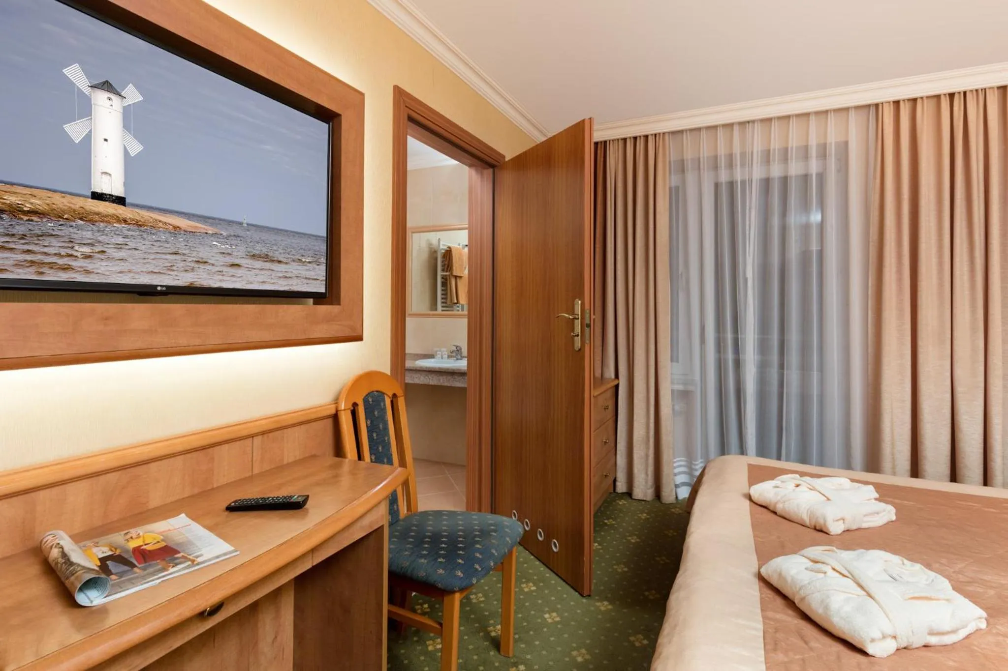 Bathroom, Bed in Hotel Polaris III