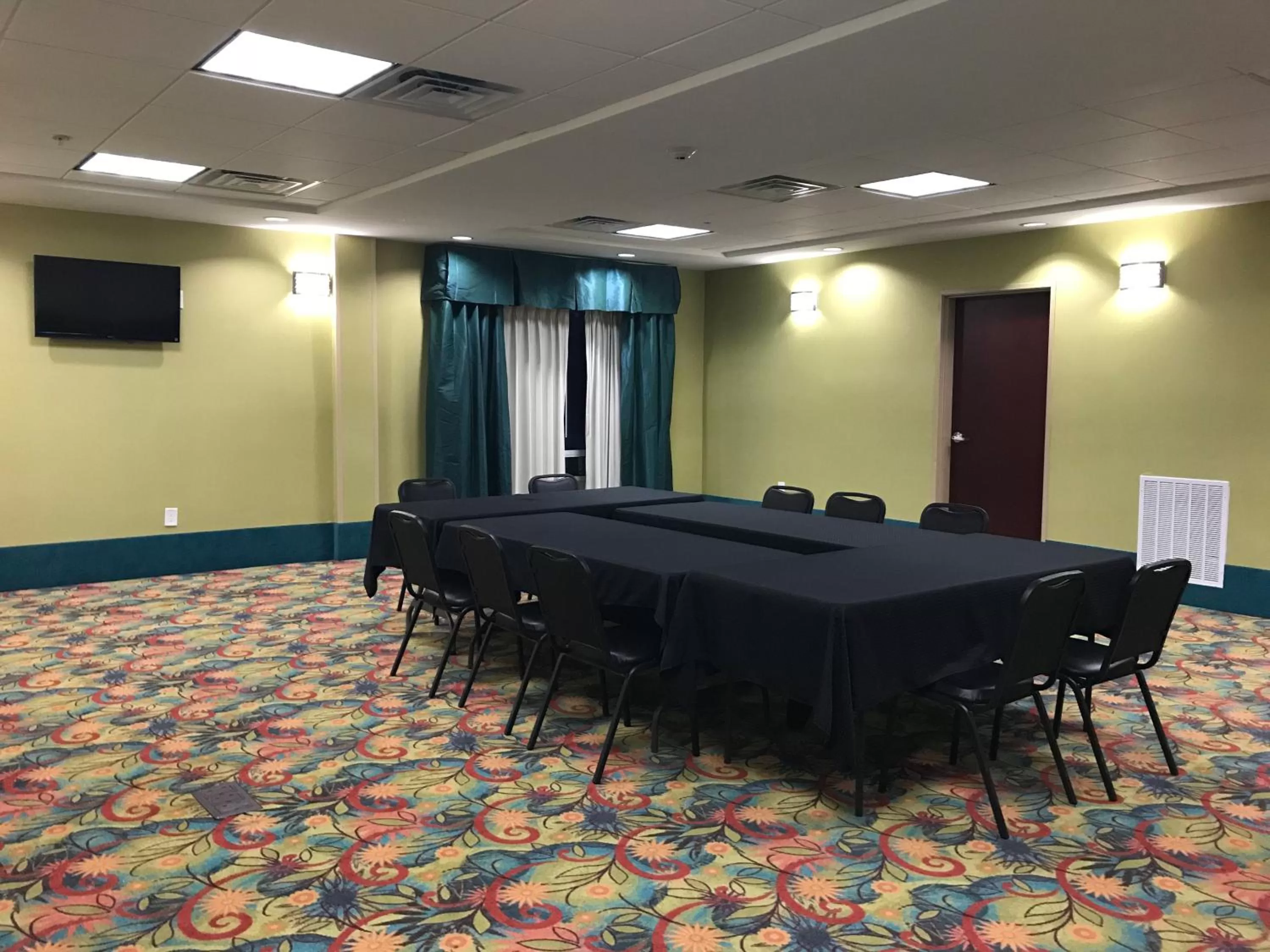 Meeting/conference room in Holiday Inn Express & Suites Southport - Oak Island Area by IHG