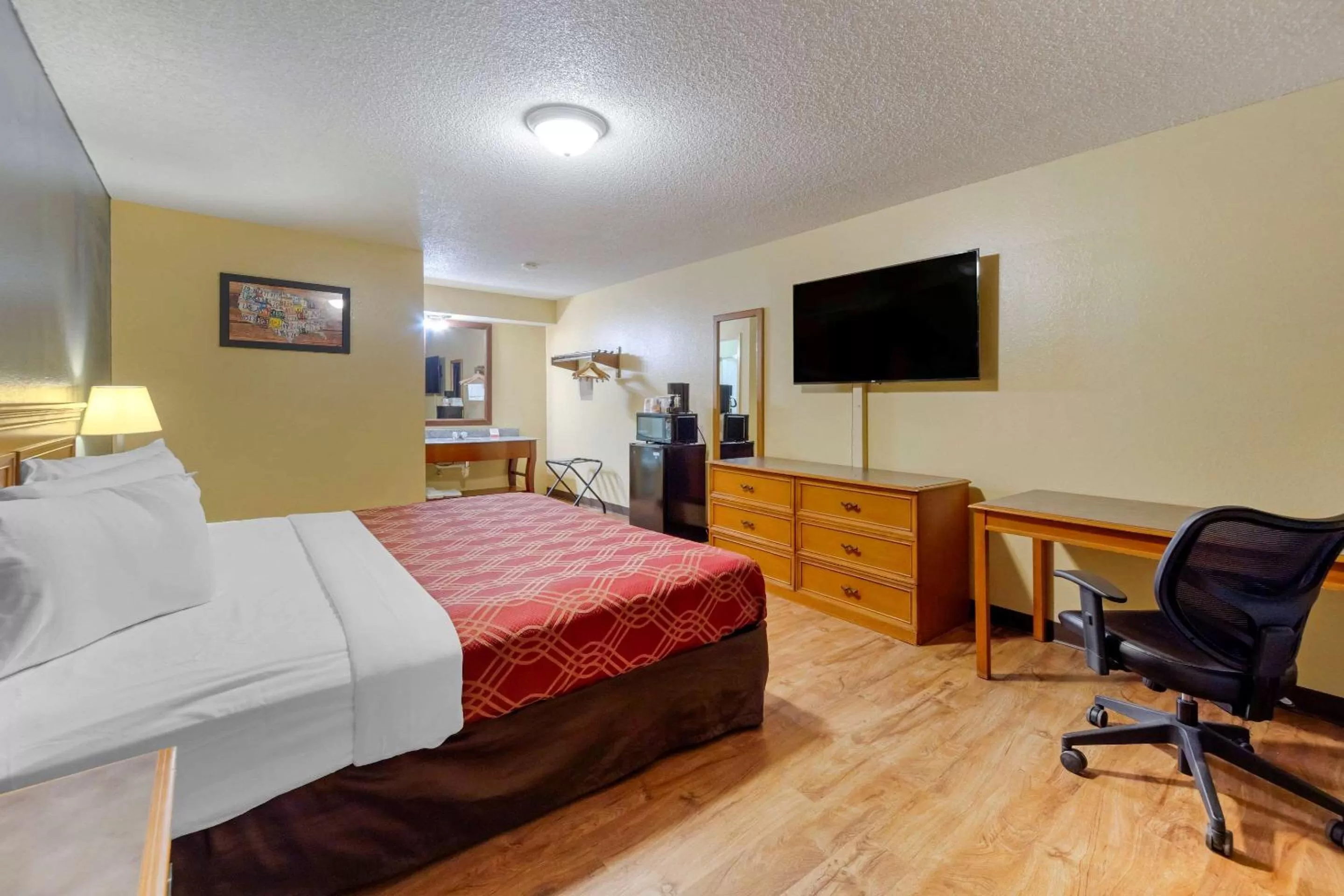 Photo of the whole room, Bed in Econo Lodge Pryor