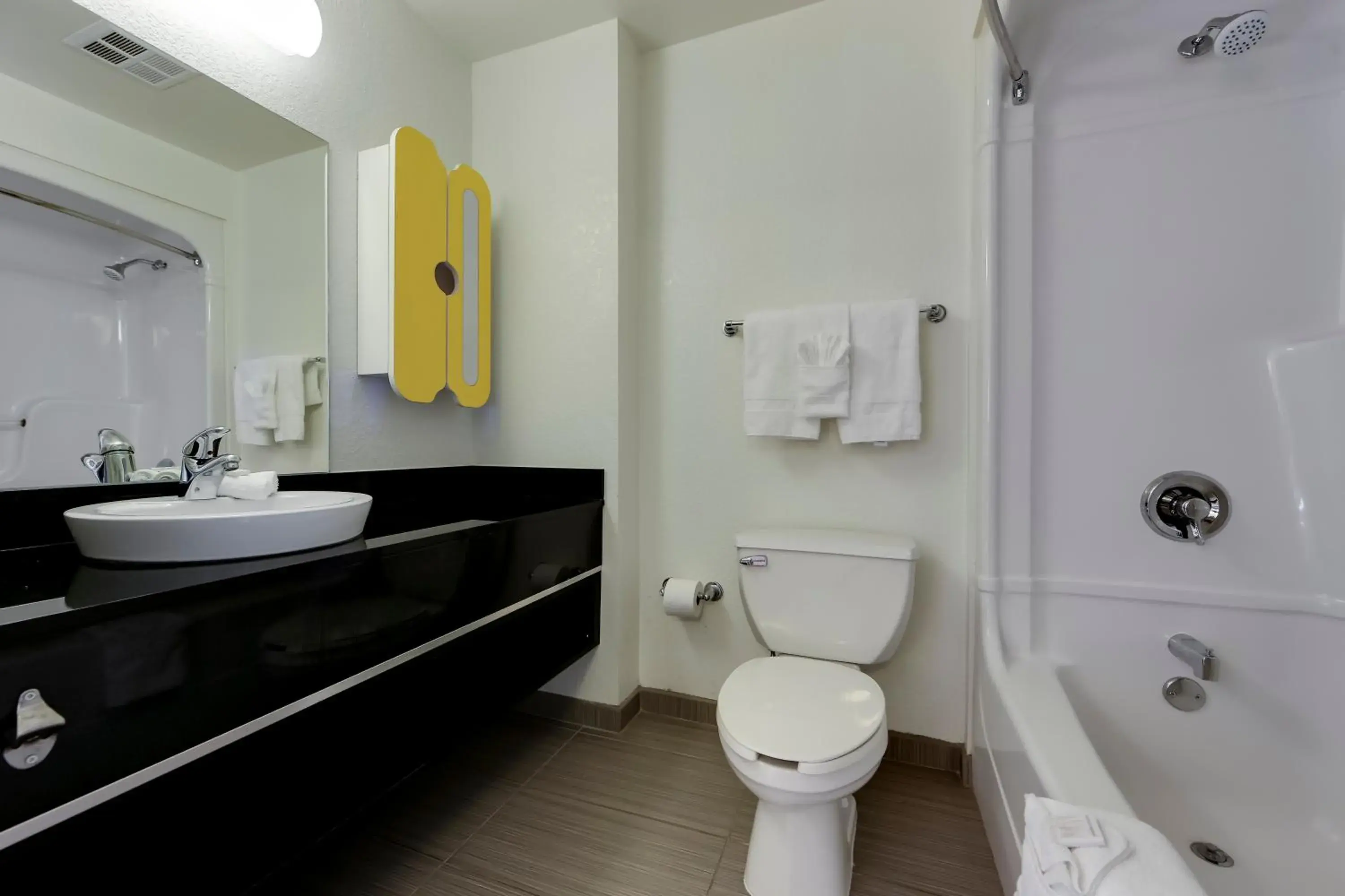 Quadruple Room - Non-Smoking in Studio 6 Toronto - Mississauga with Kitchenettes Quadruple Room - Non-Smoking in Studio 6 Toronto - Mississauga with Kitchenettes