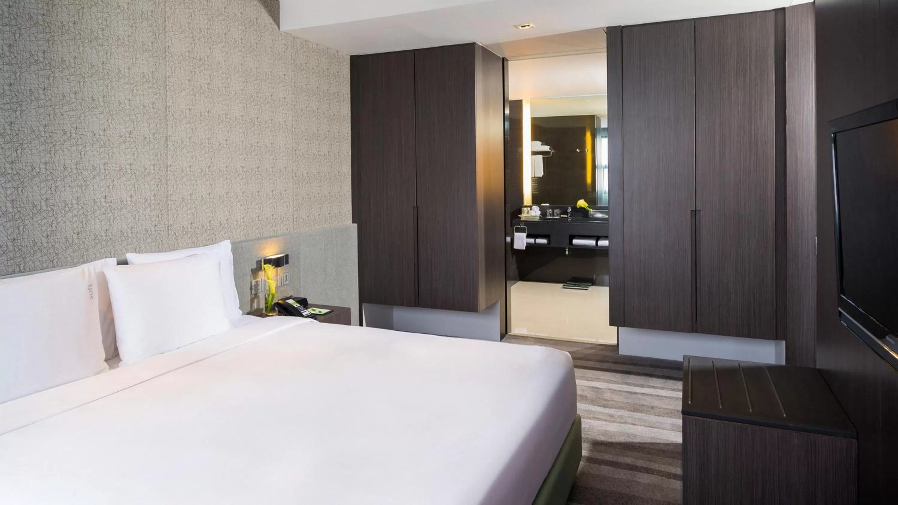 Bedroom, Bed in Holiday Inn Bangkok Sukhumvit by IHG