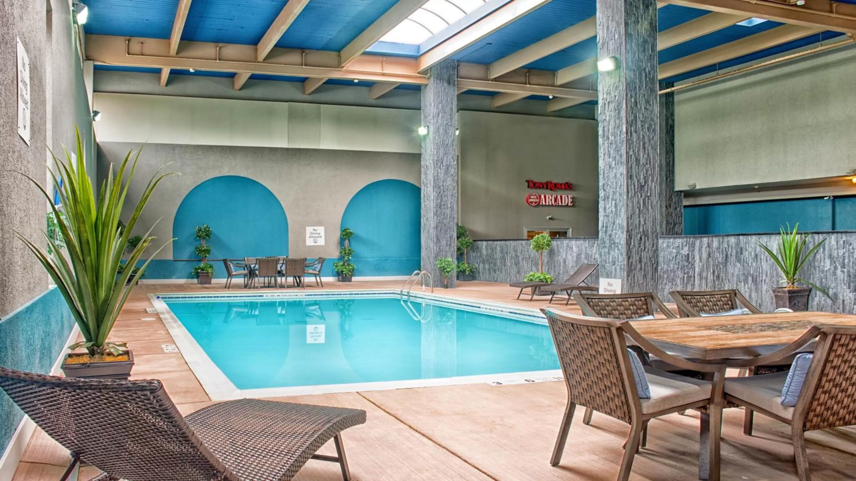 Swimming pool in Holiday Inn Niagara Falls State Park Entry by IHG