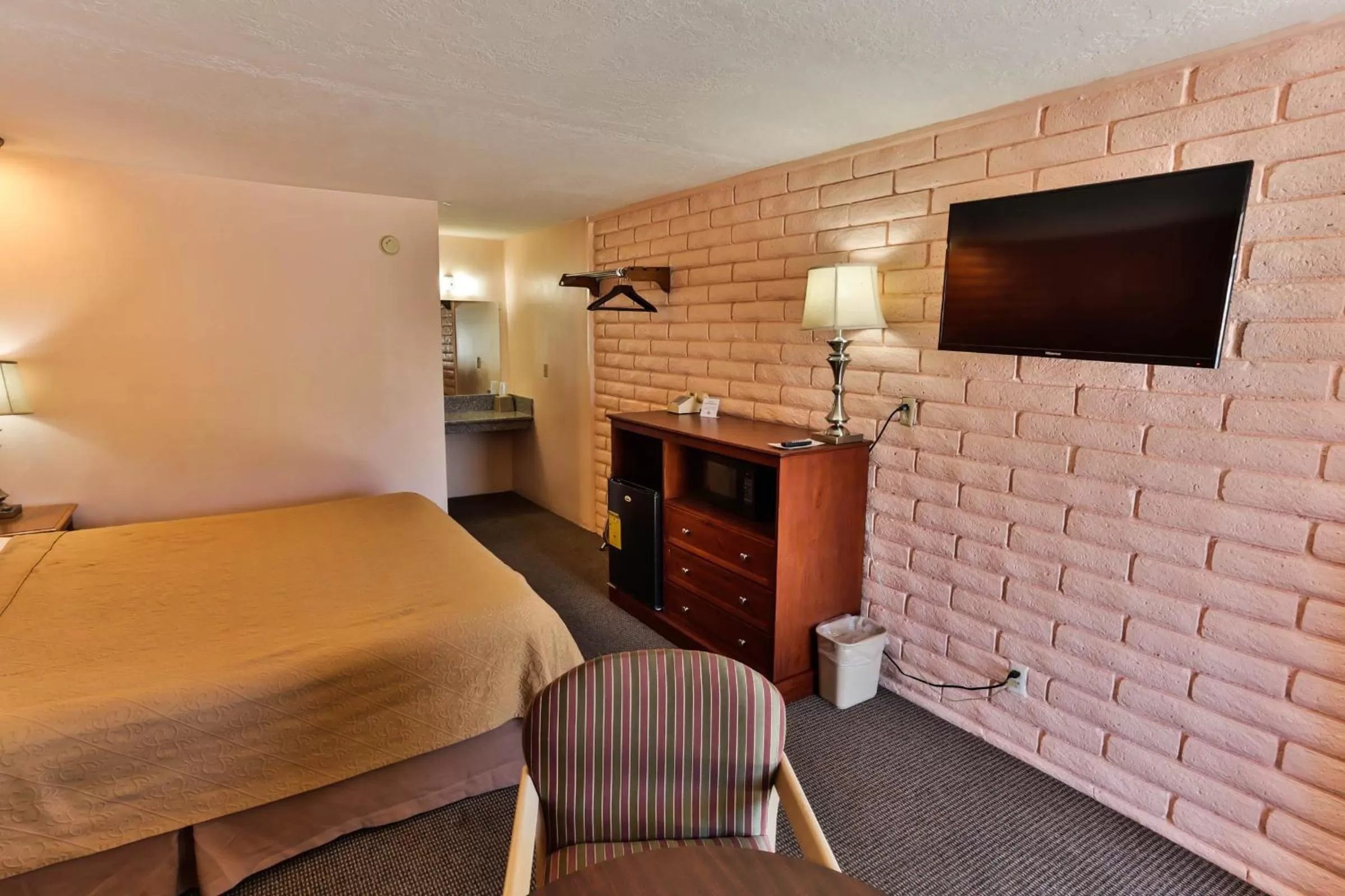 Seating area, Bed in Country Inn Beaver Utah