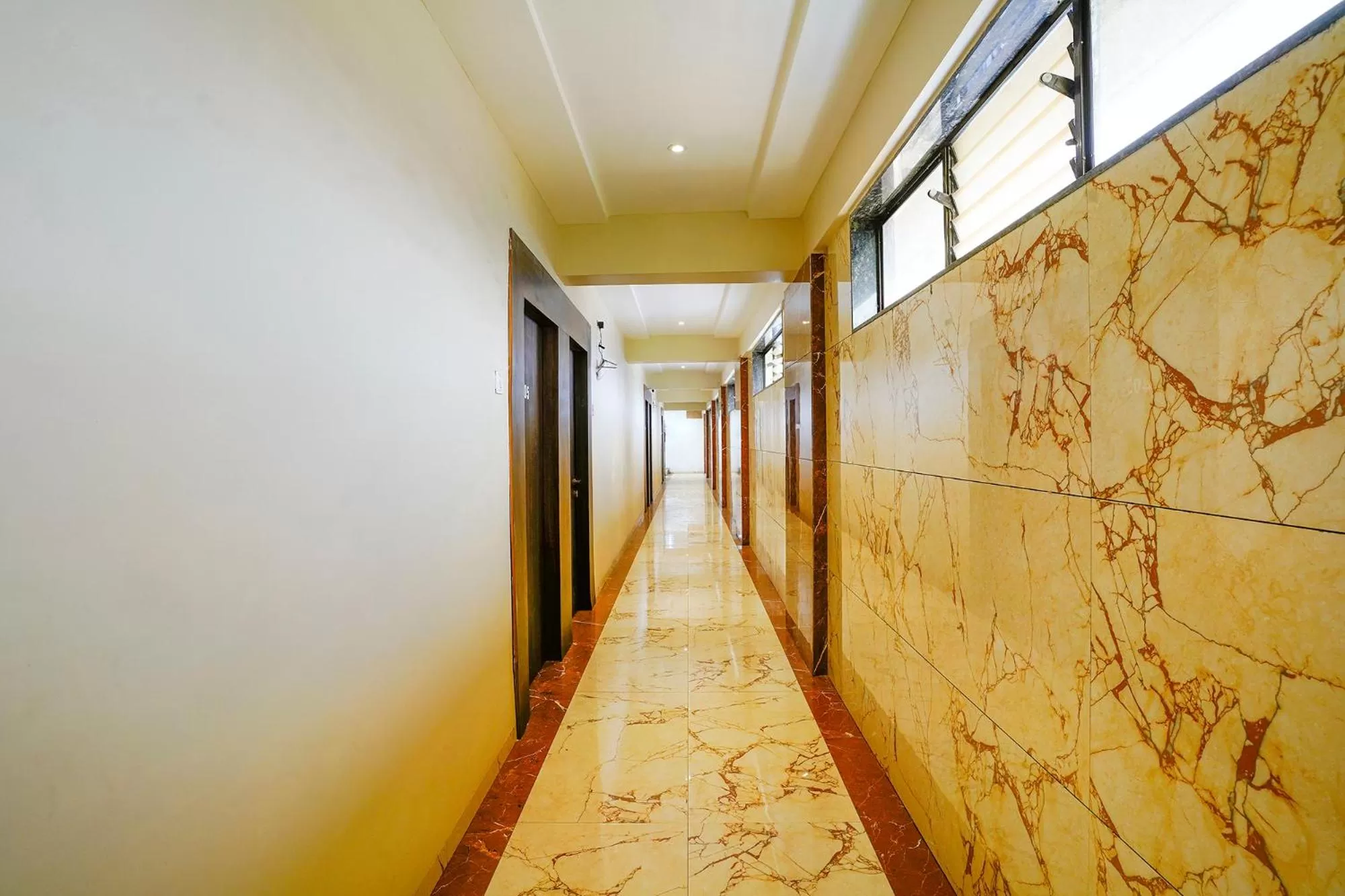 Lobby or reception in FabHotel Bhiwandi Palace