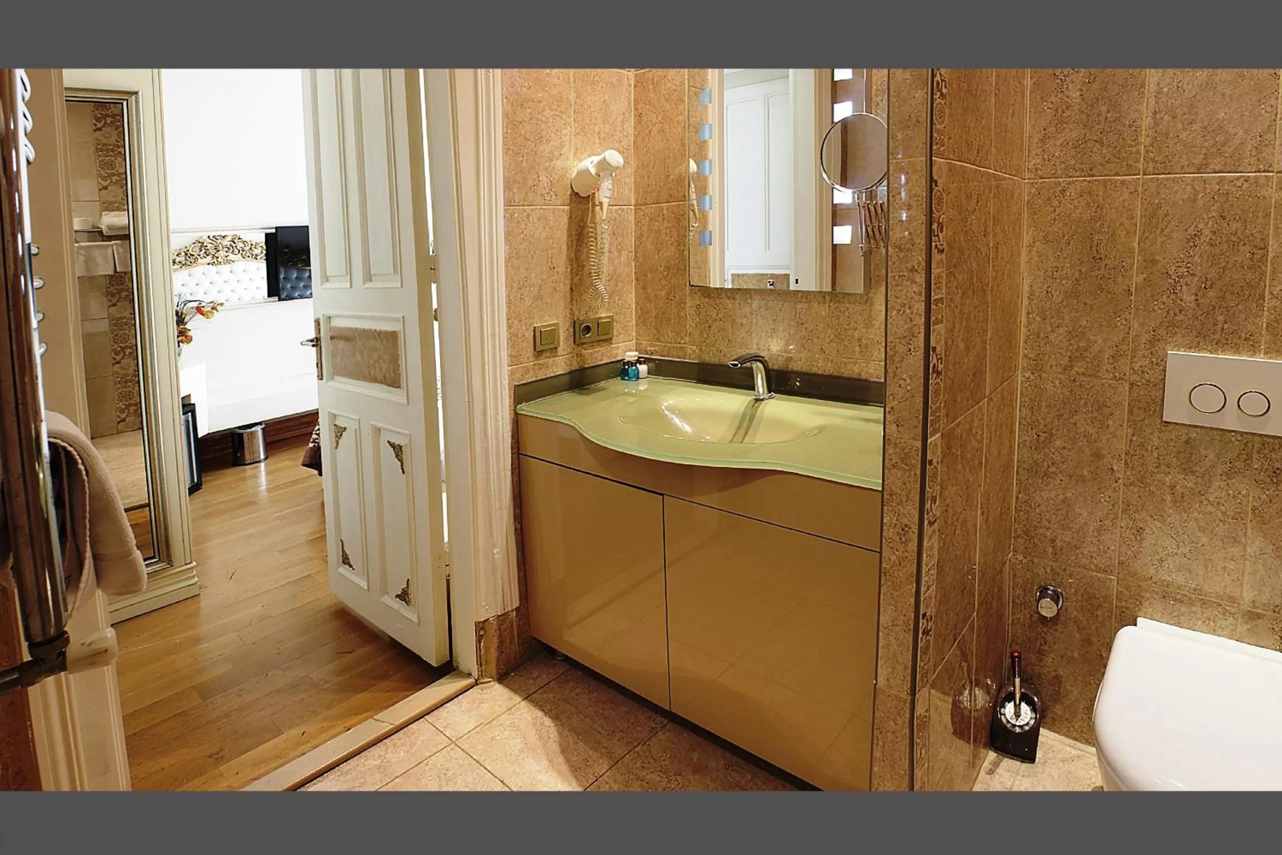 Shower in Ragip Pasha Apartments