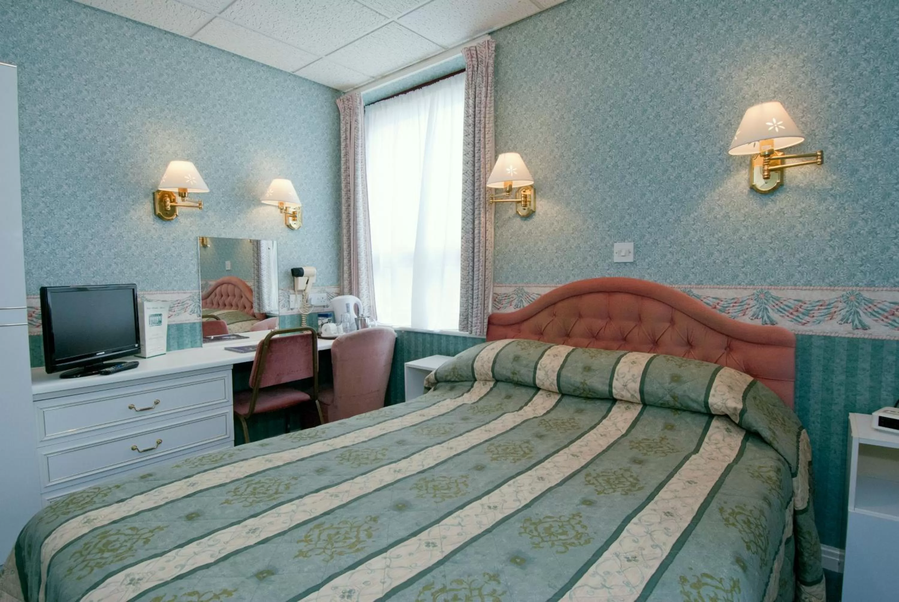 Bedroom, Bed in White Heather Hotel