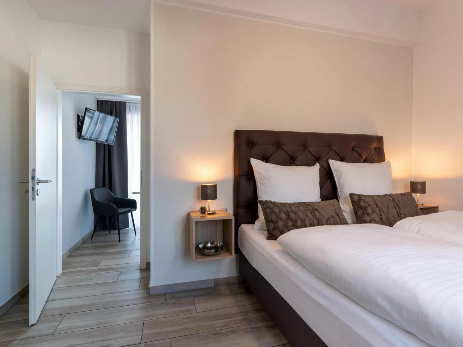 Bed in GLEUEL INN - digital hotel & serviced apartments & boardinghouse mit voll ausgestatteten Küchen