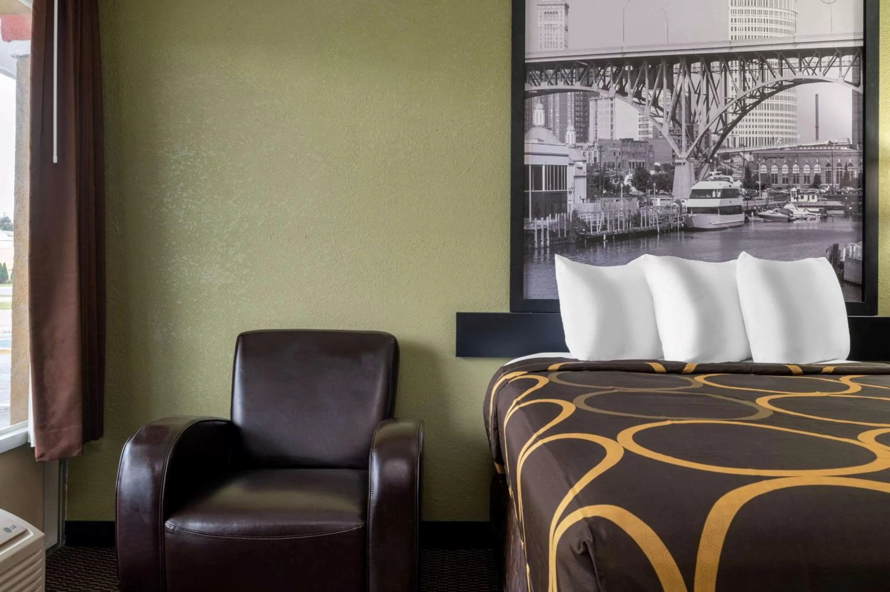 Photo of the whole room, Bed in Super 8 by Wyndham Perrysburg-Toledo