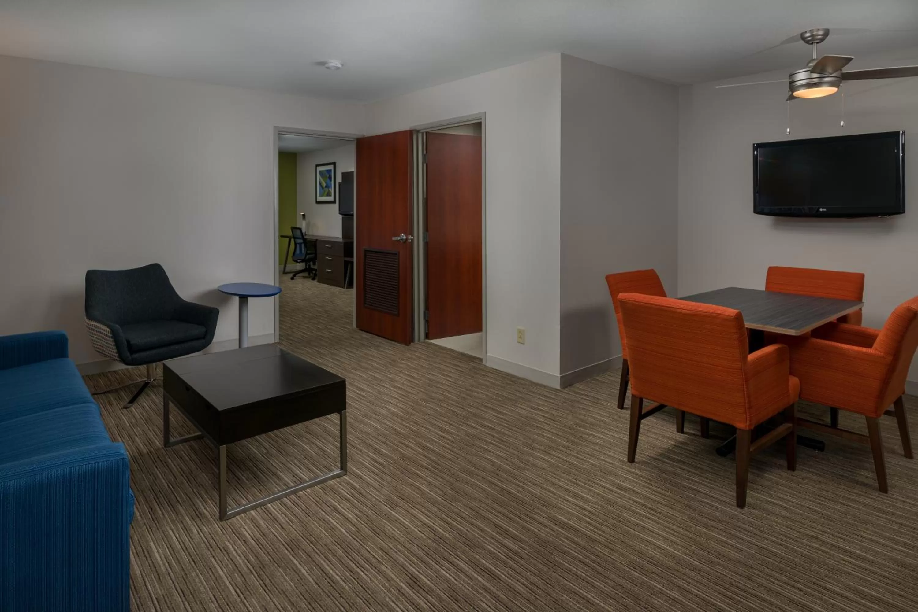 Living room in Holiday Inn Express Lawrence by IHG