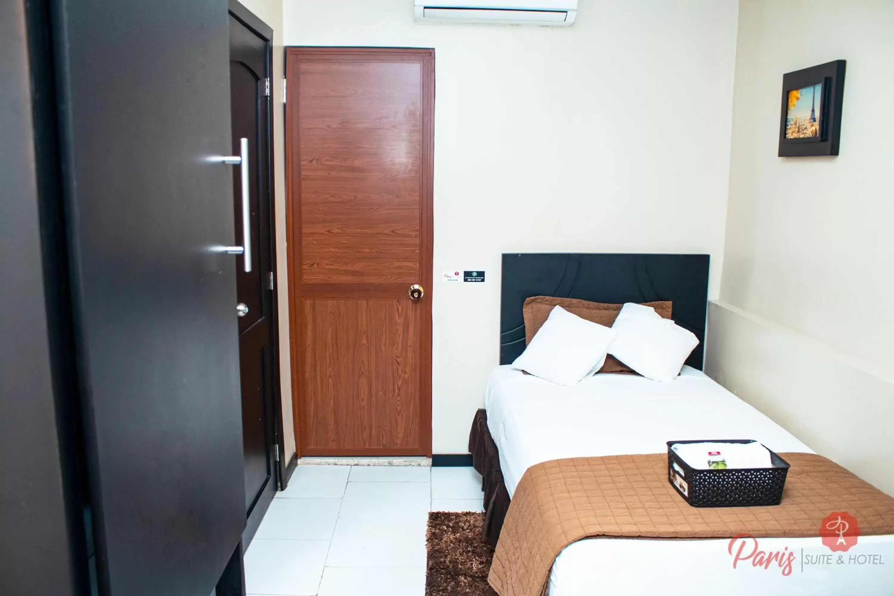 Economy Single Room - single occupancy in Paris Suite Hotel Economy Single Room - single occupancy in Paris Suite Hotel