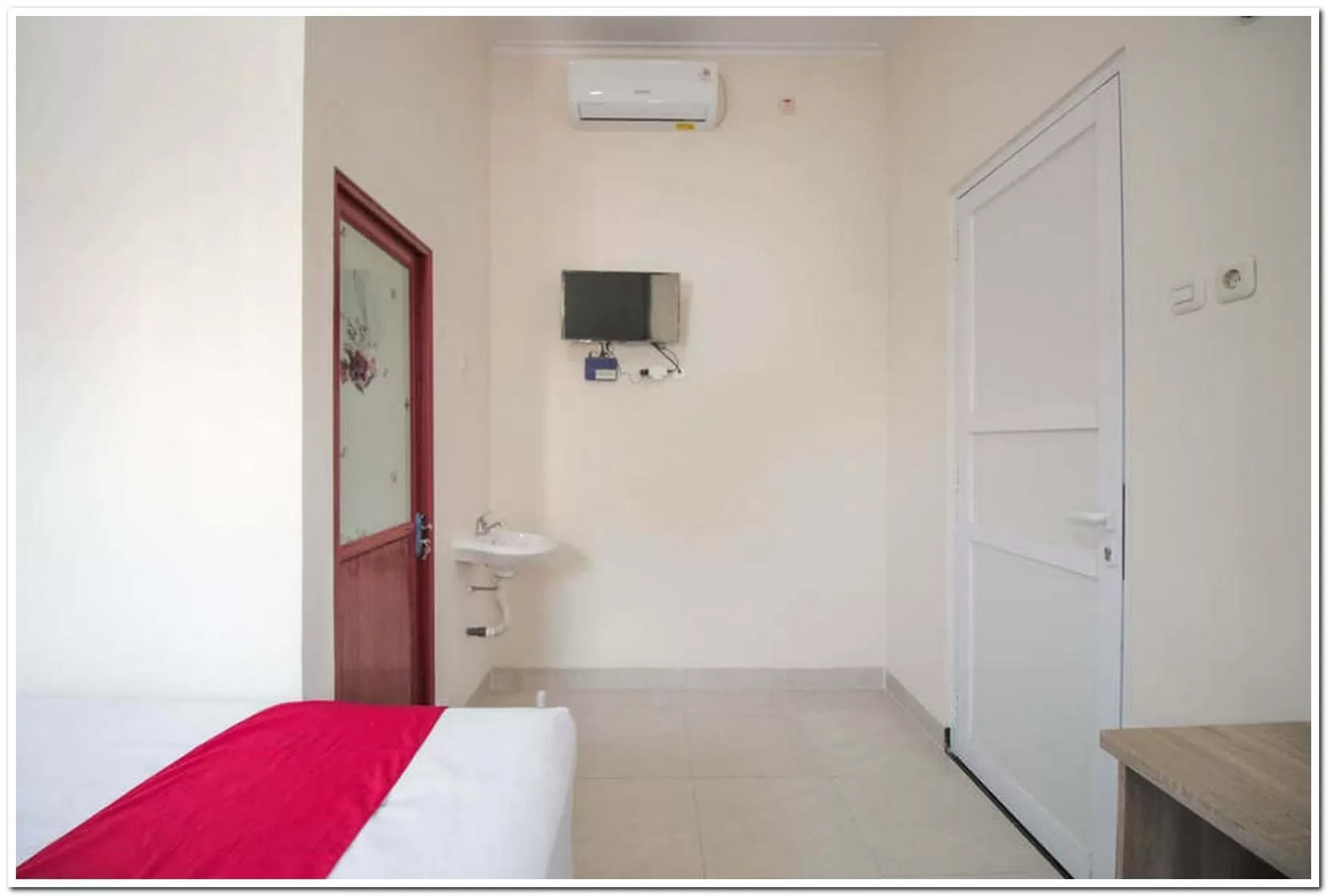 Bed in RedDoorz Syariah @ Jatinegara