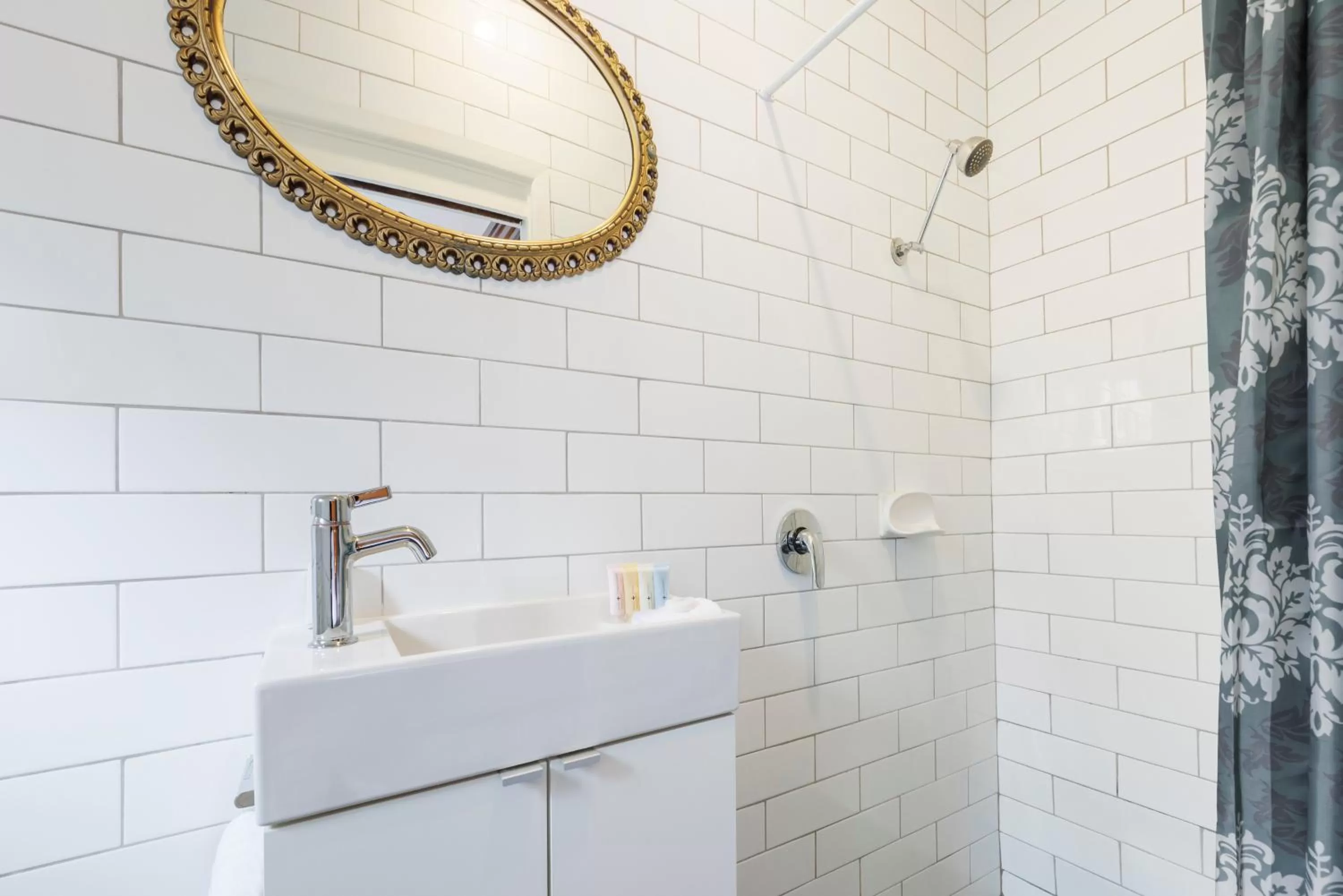 Bathroom in Hotel Blue & Cottages Katoomba