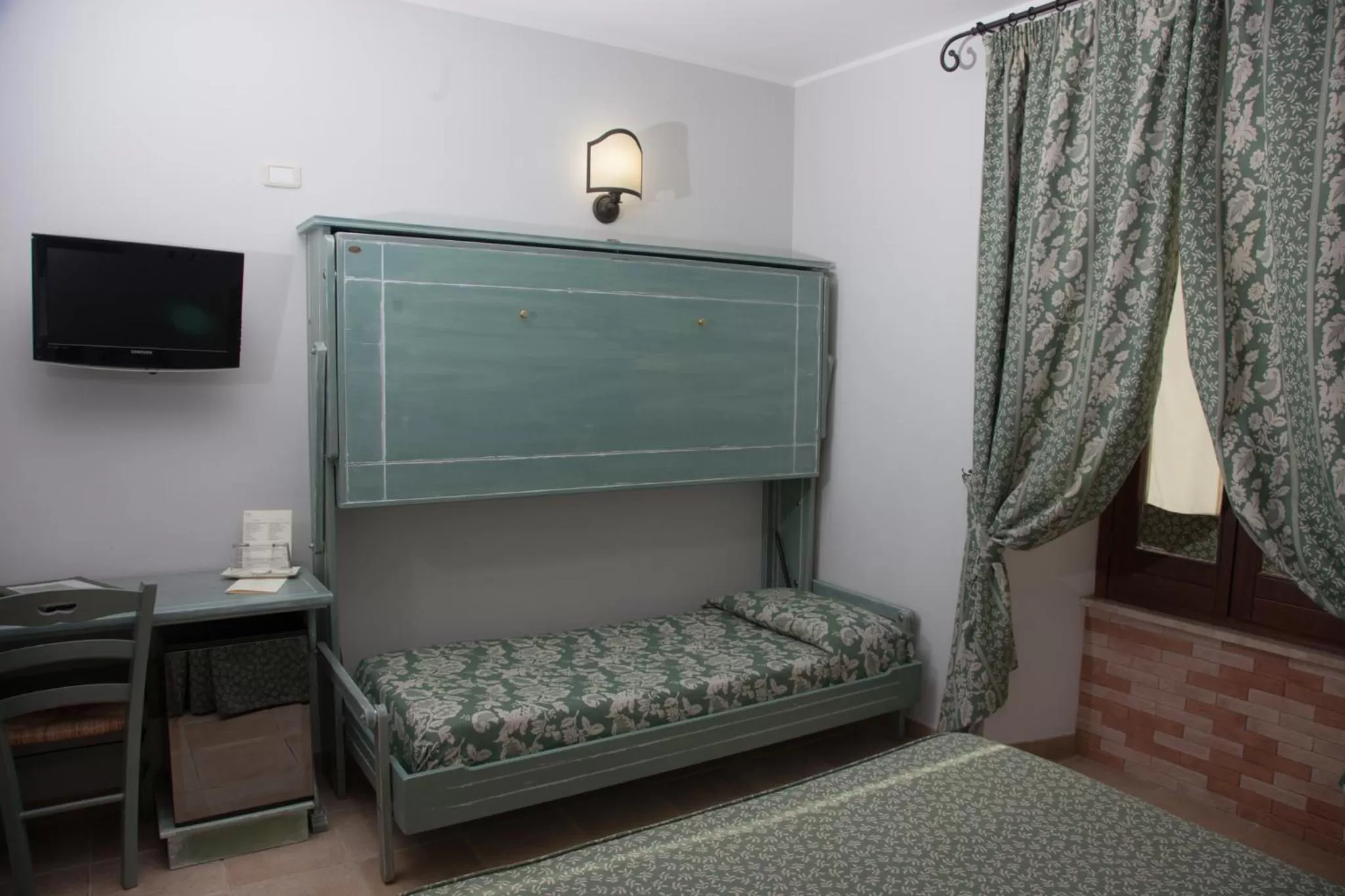 bunk bed, Bed in Hotel Il Tiglio