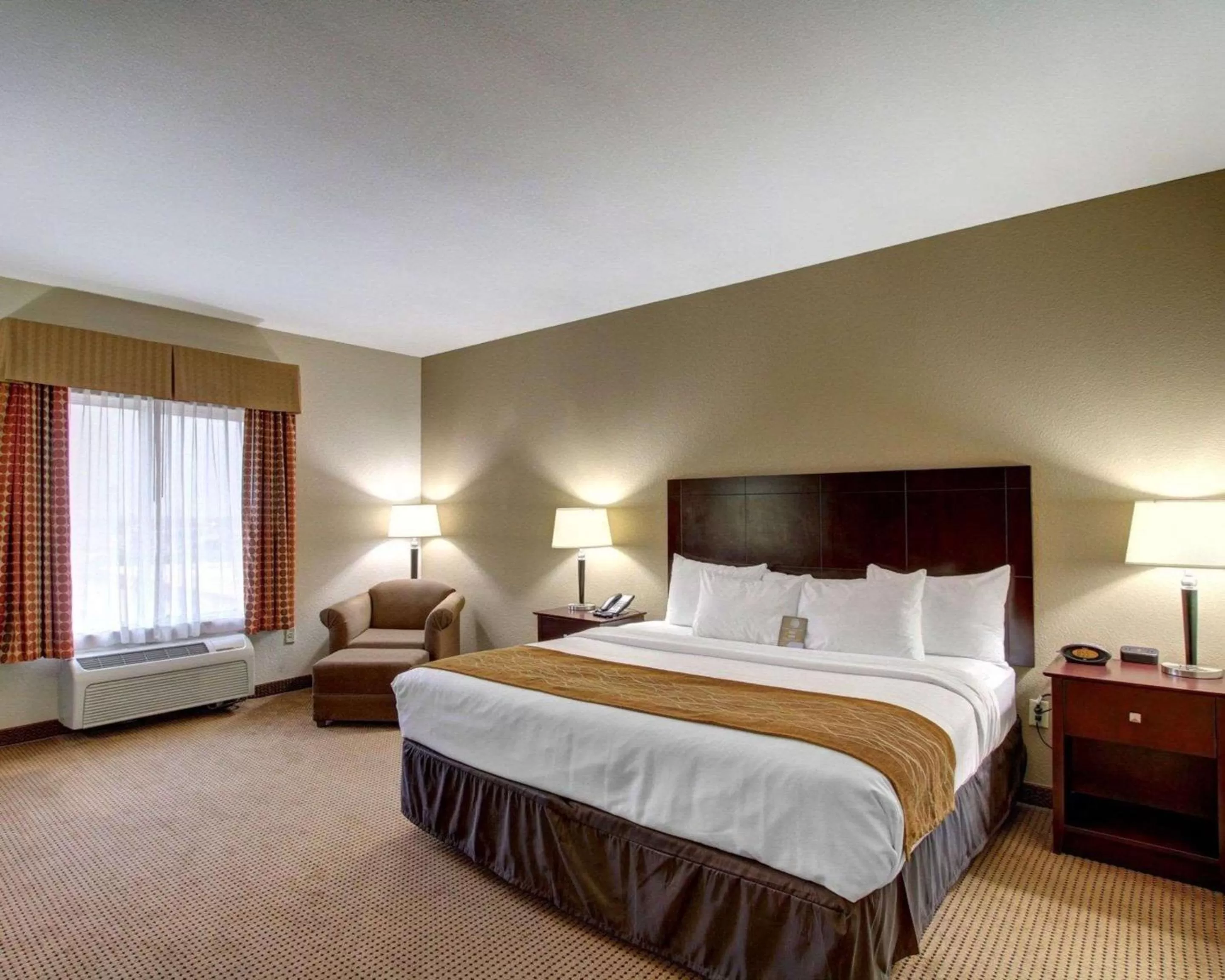 Photo of the whole room, Bed in Comfort Inn & Suites