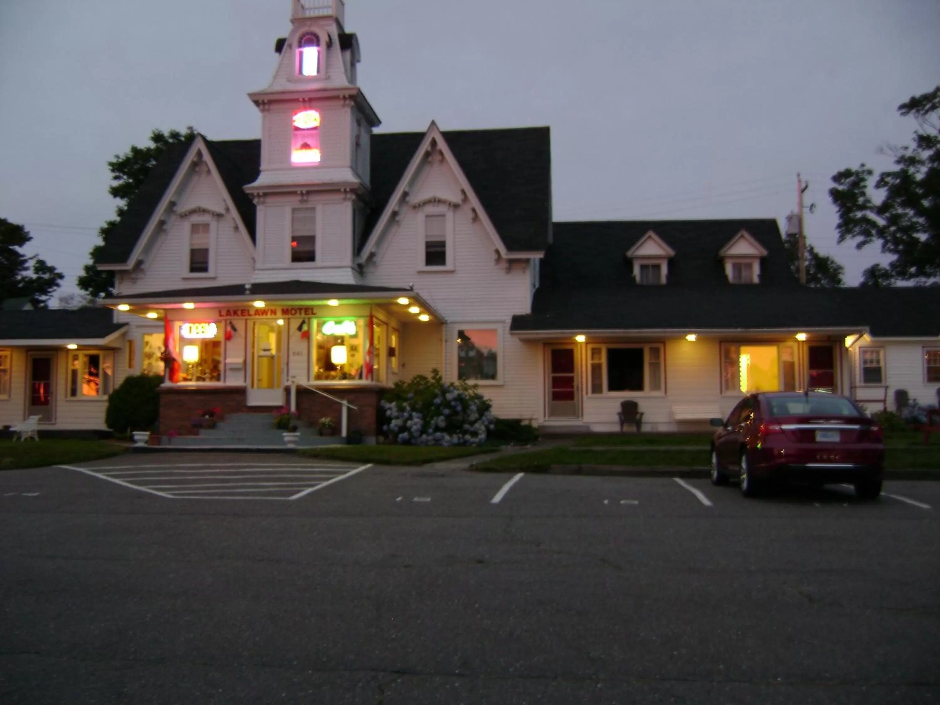 Facade/entrance in Lakelawn B&B and Motel
