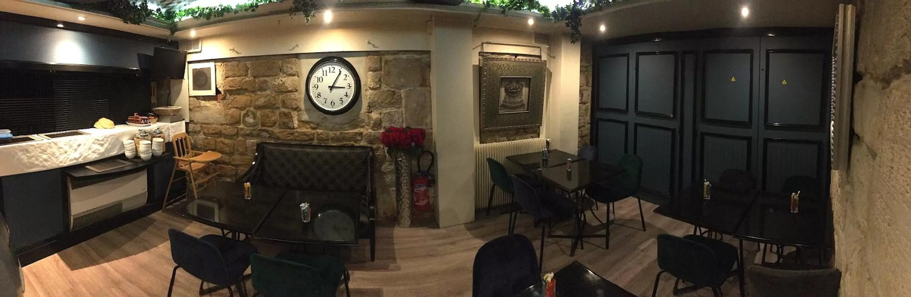 Restaurant/places to eat in Hôtel Etoile Trocadéro