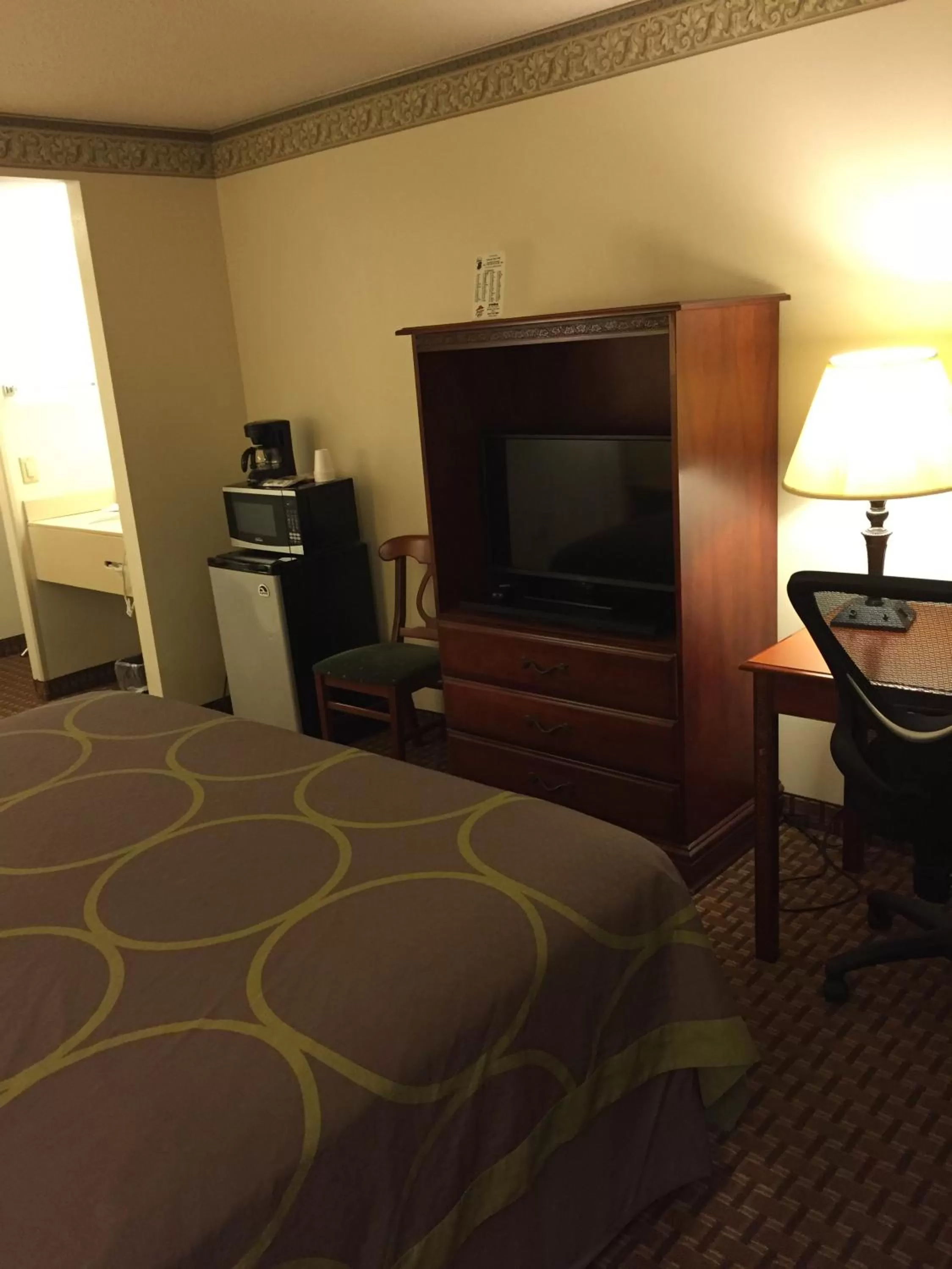King Room - Non-Smoking in Super 8 by Wyndham Allentown