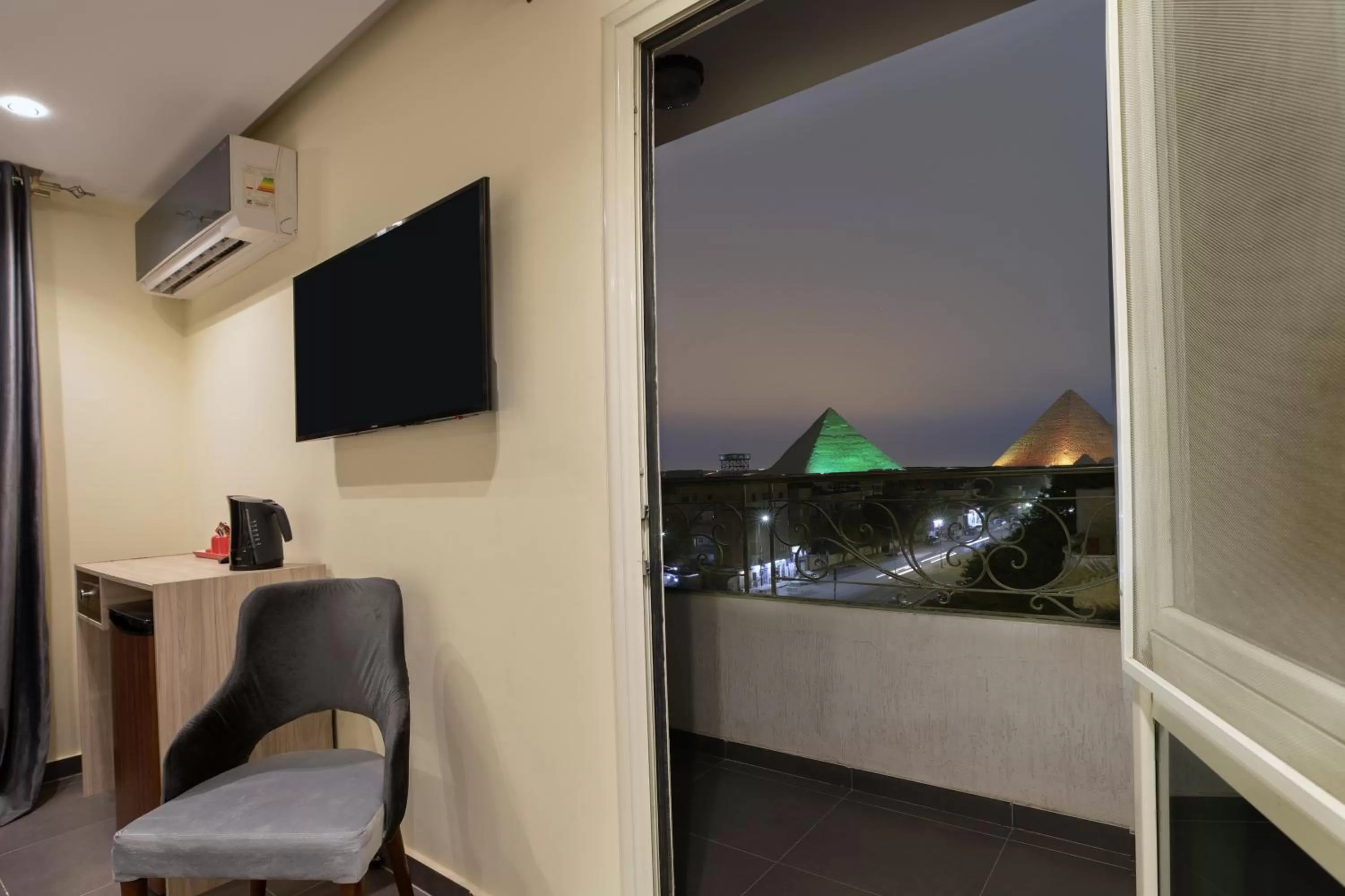 Communal lounge/ TV room, TV/Entertainment Center in Brothers Pyramids View Hotel