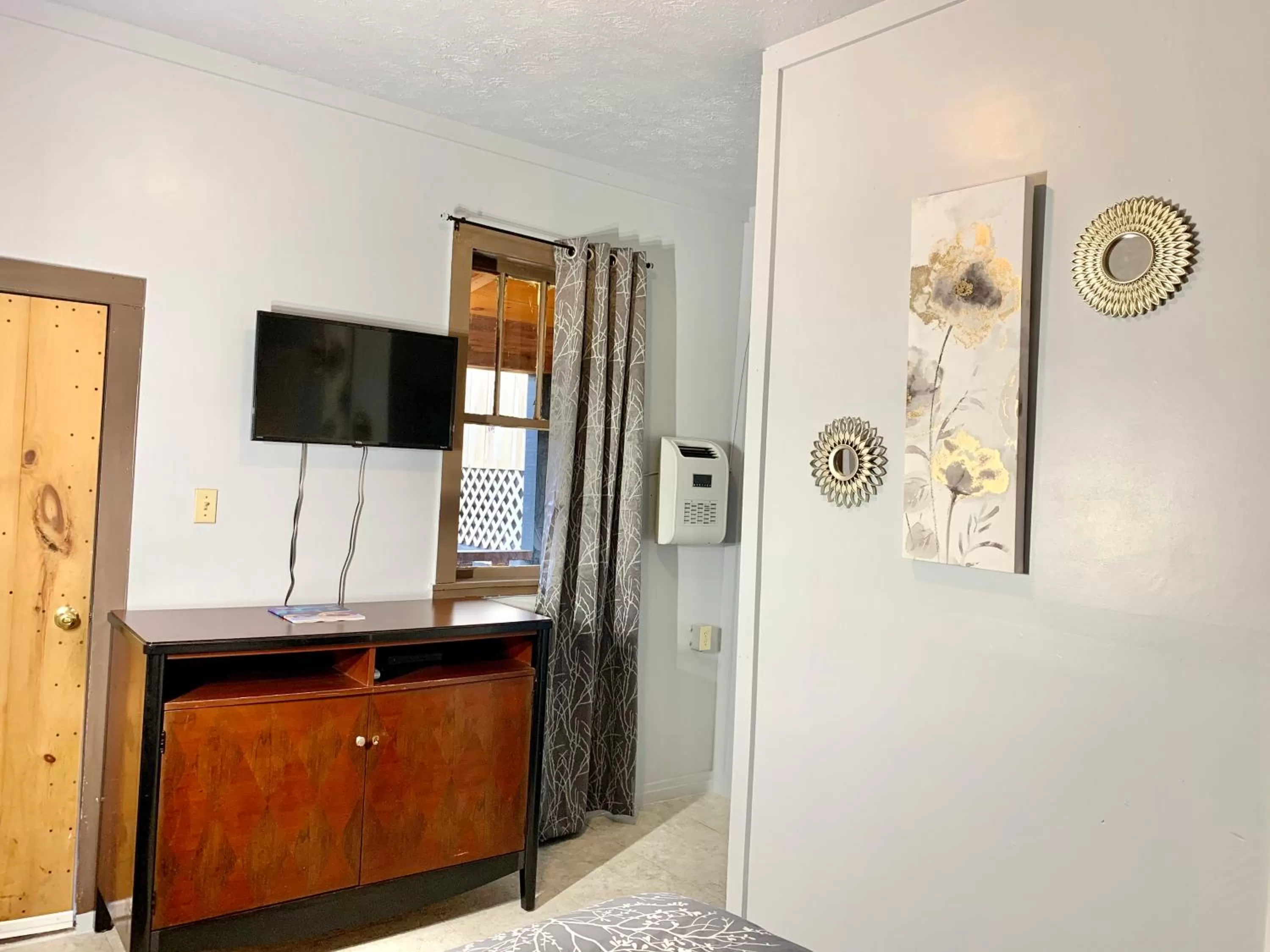 Communal lounge/ TV room in Spring Creek Hotel