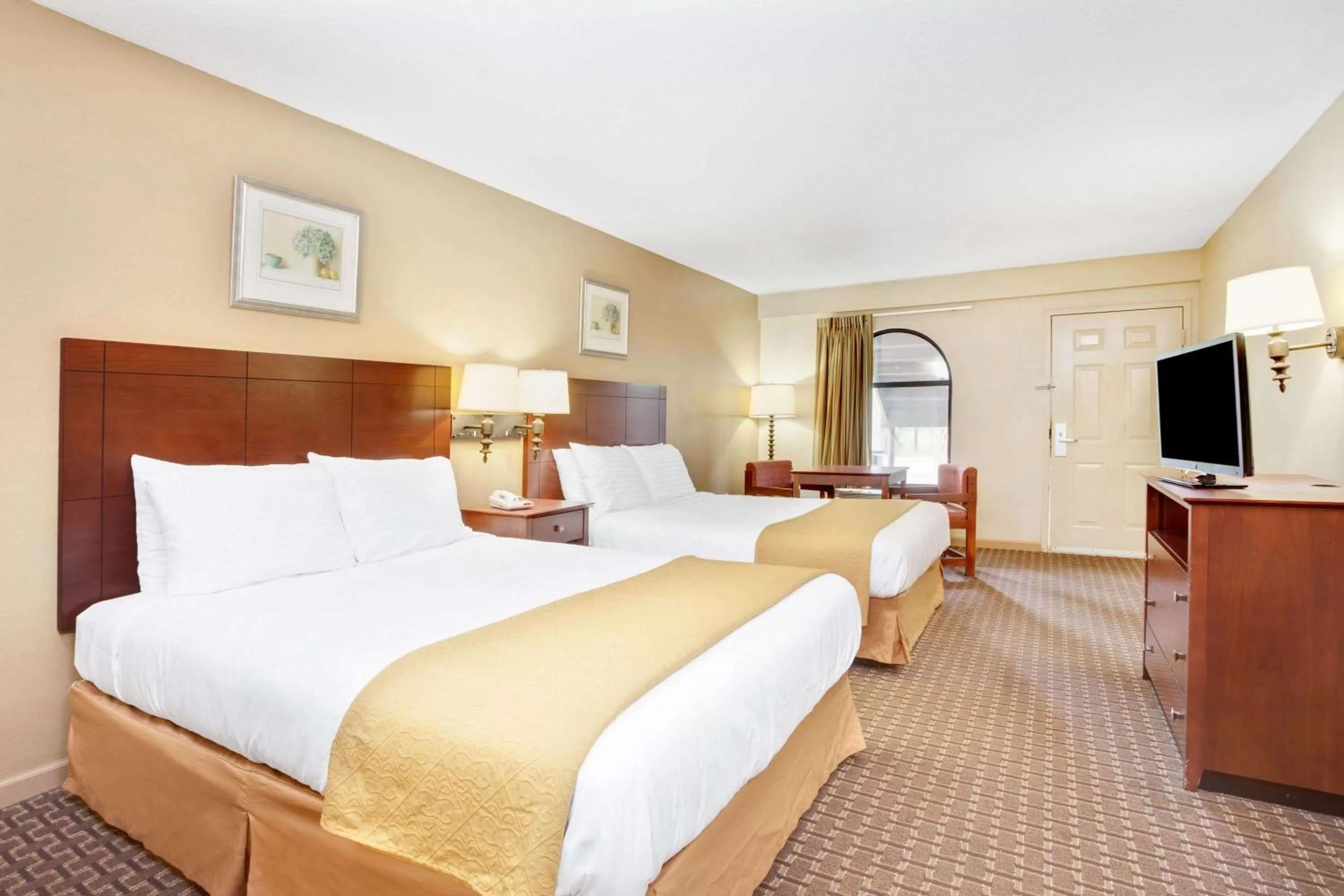 Photo of the whole room, Bed in Days Inn & Suites by Wyndham Stockbridge South Atlanta