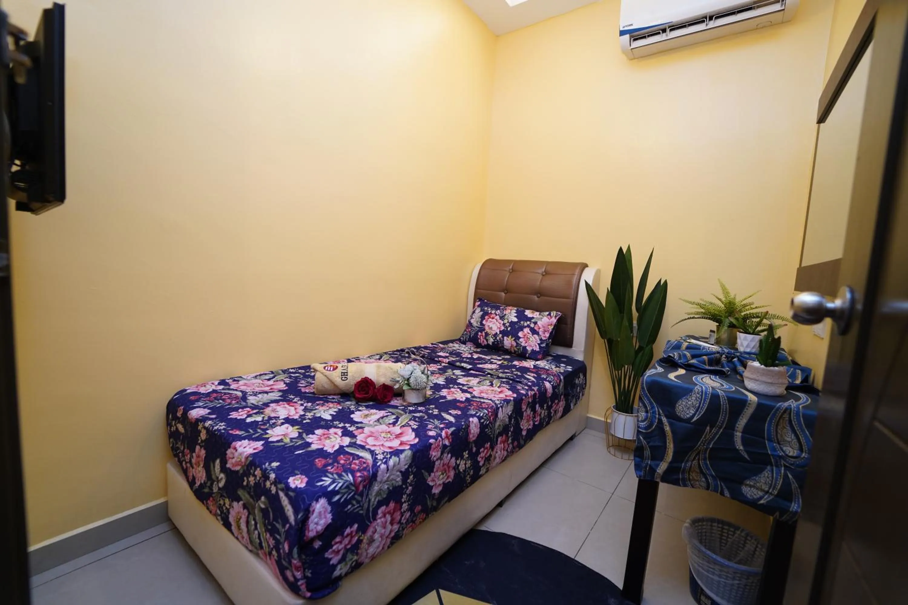 Bed in Ghazrin's Classic Hotel JB