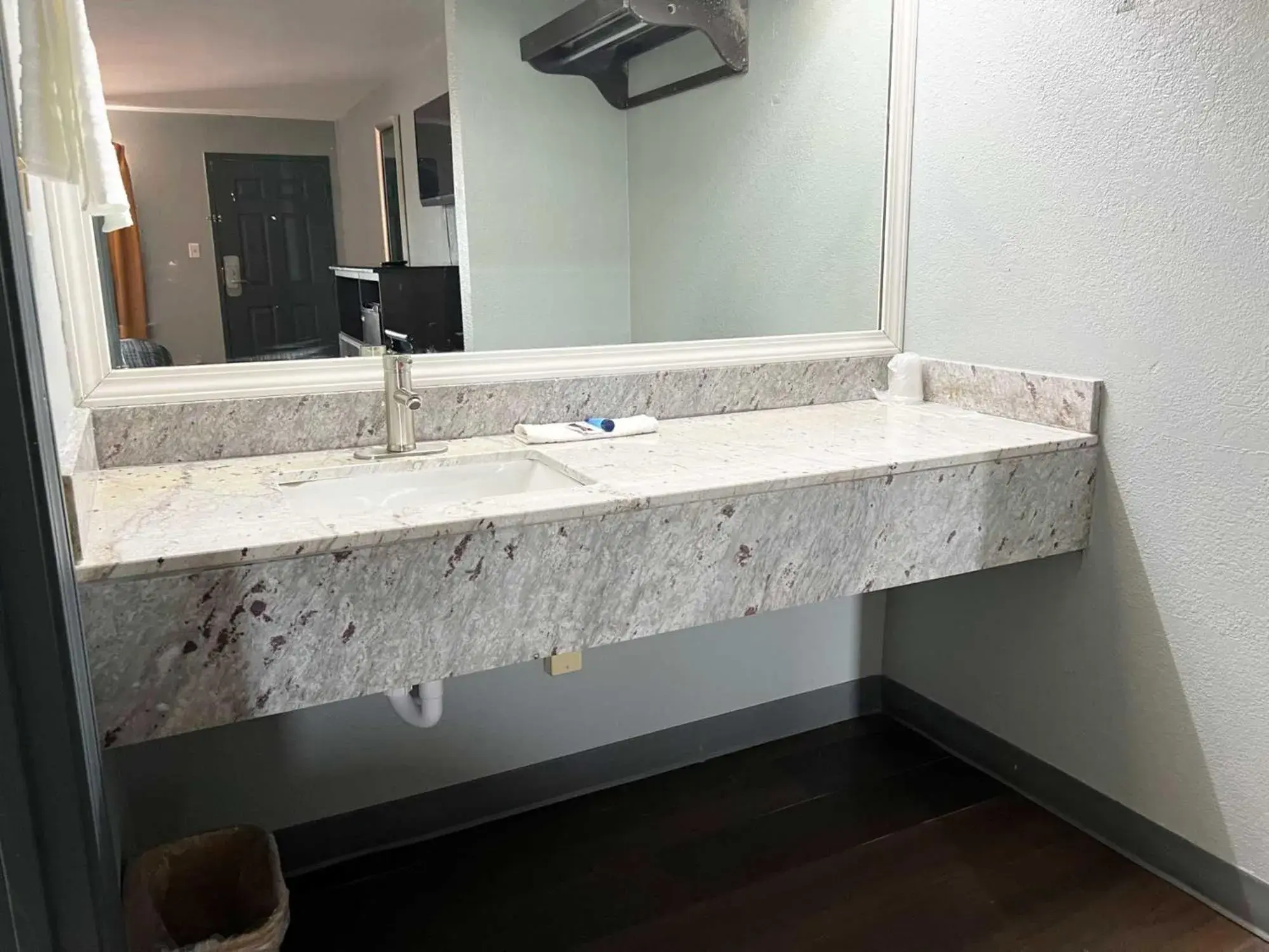 Deluxe Double Room in Red Carpet Inn & Suites Deluxe Double Room in Red Carpet Inn & Suites