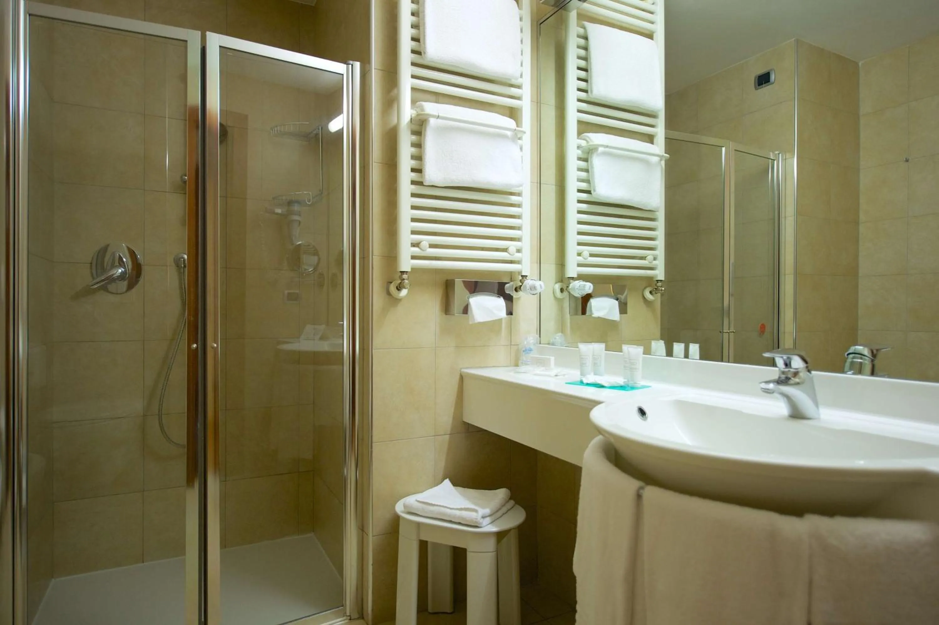 Shower in Best Western Crystal Palace Hotel