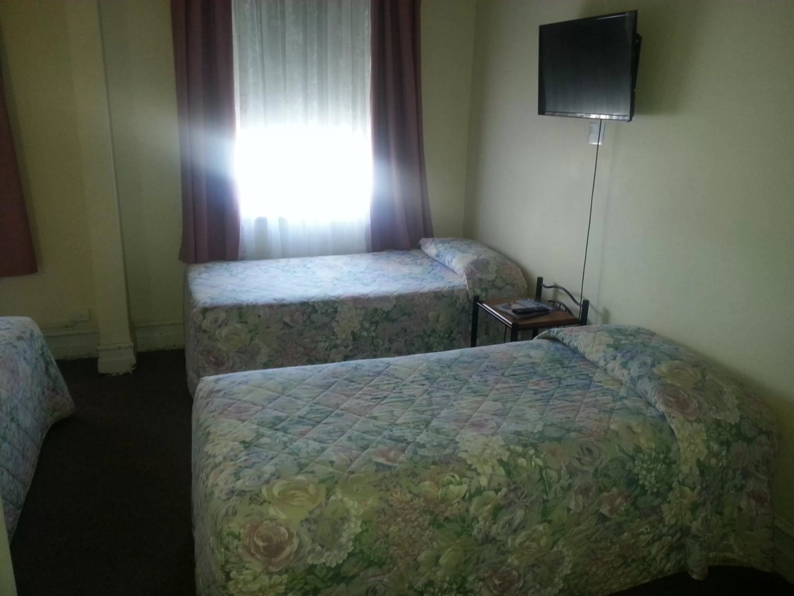 Shower, Bed in Sonbern Lodge Motel