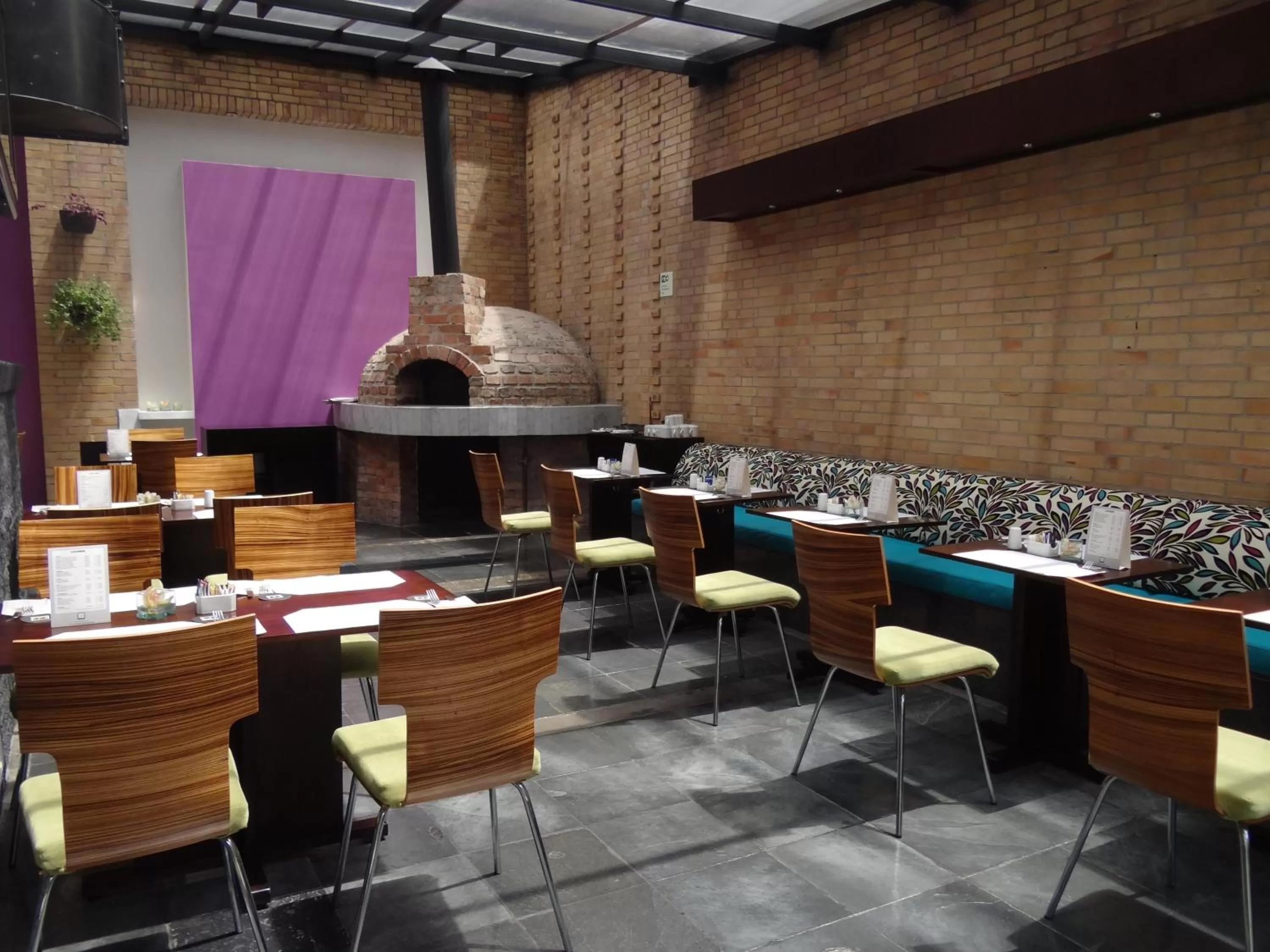 Restaurant/places to eat in Hotel bh Parque 93