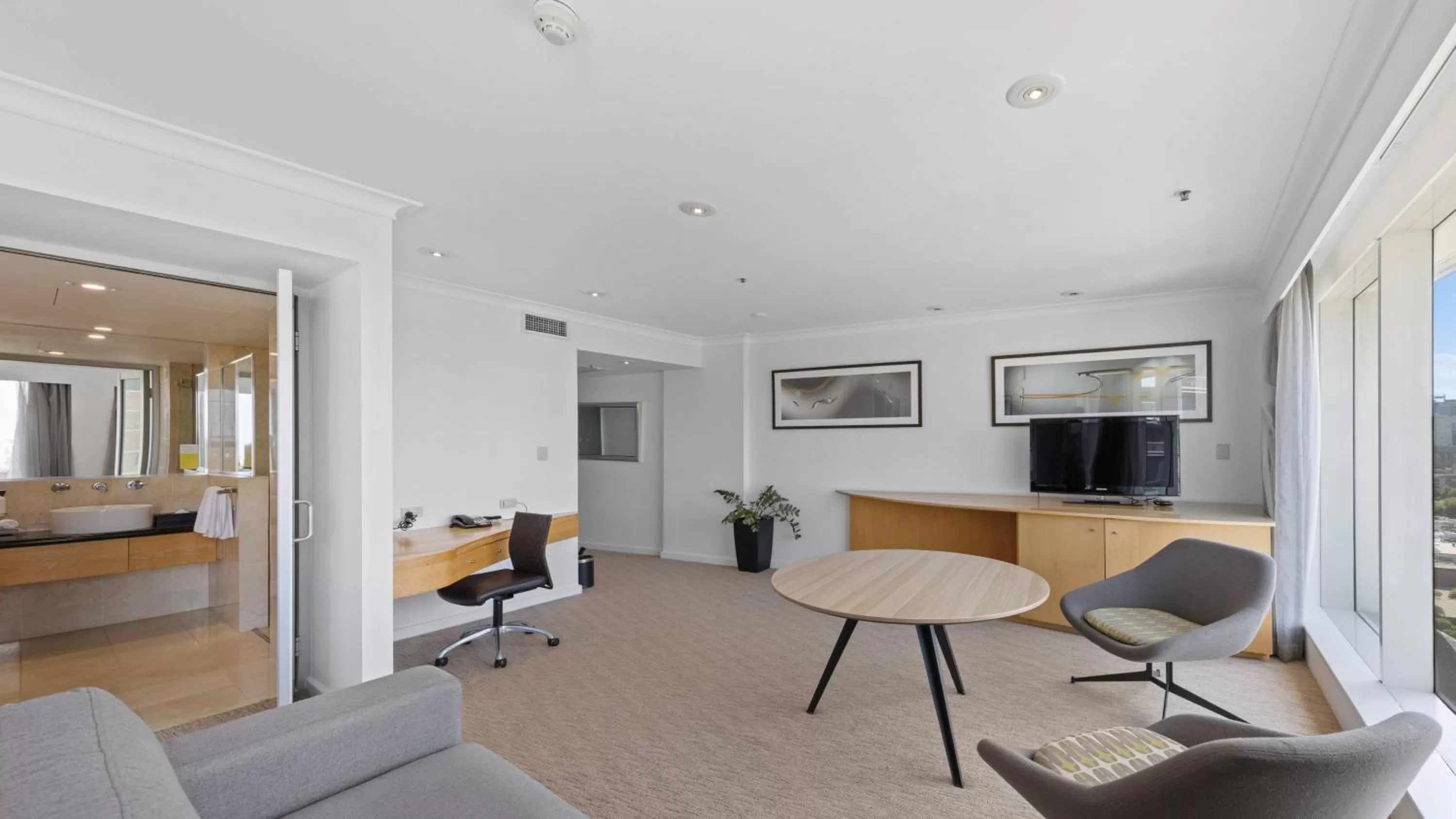 Photo of the whole room in Holiday Inn Sydney Potts Point