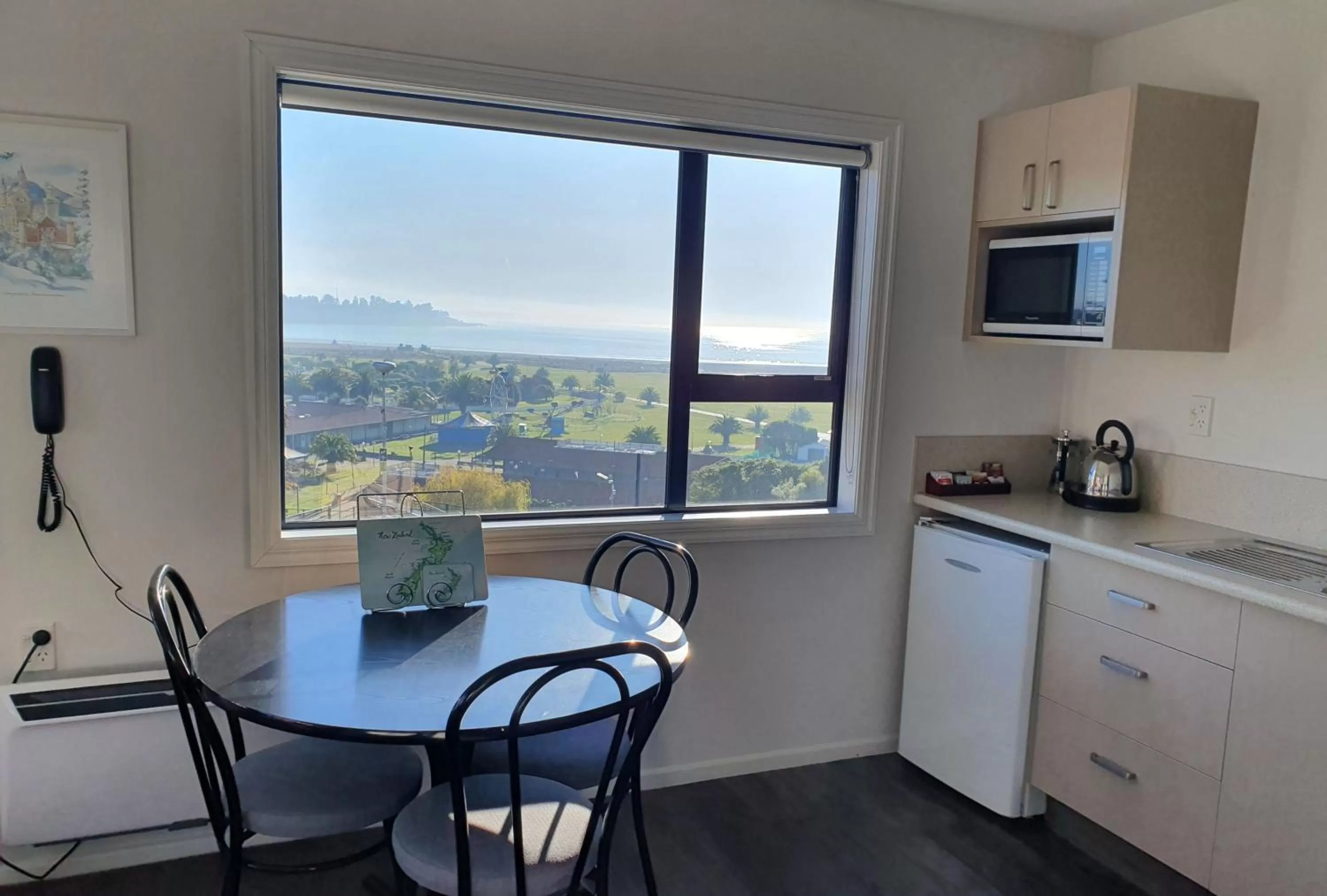 Kitchen or kitchenette, Dining Area in Panorama Motor Lodge