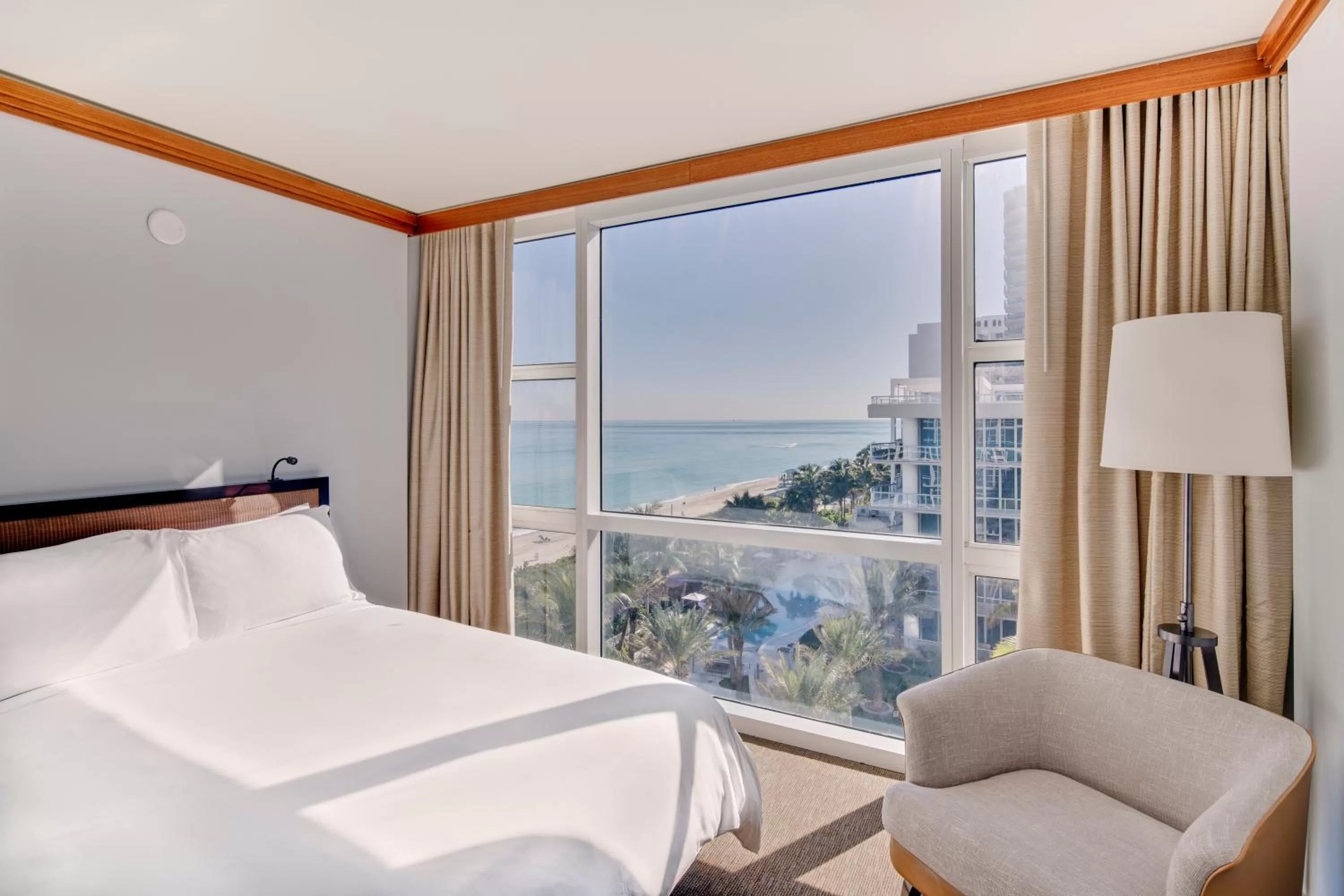 Sea view, Bed in Carillon Miami Wellness Resort