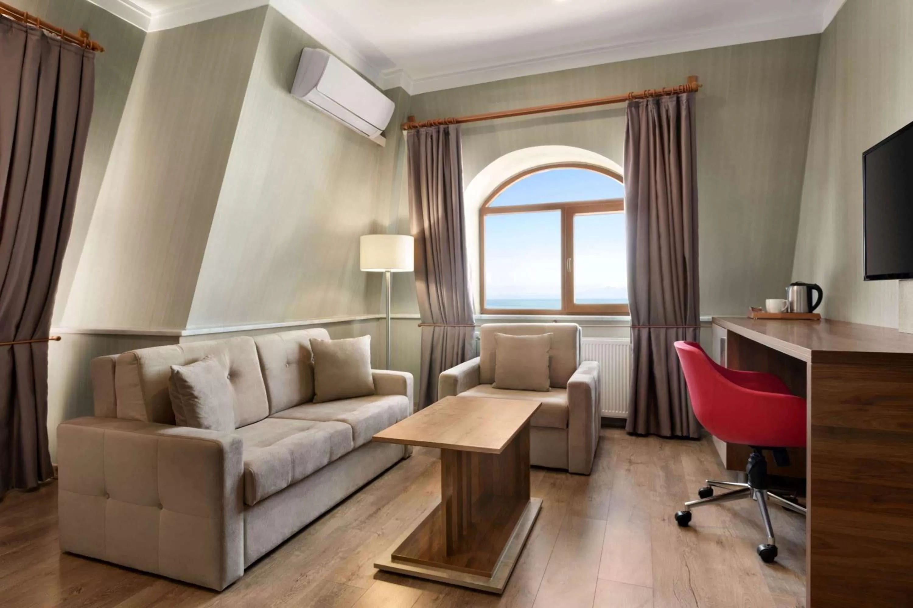 Photo of the whole room in Ramada by Wyndham Van