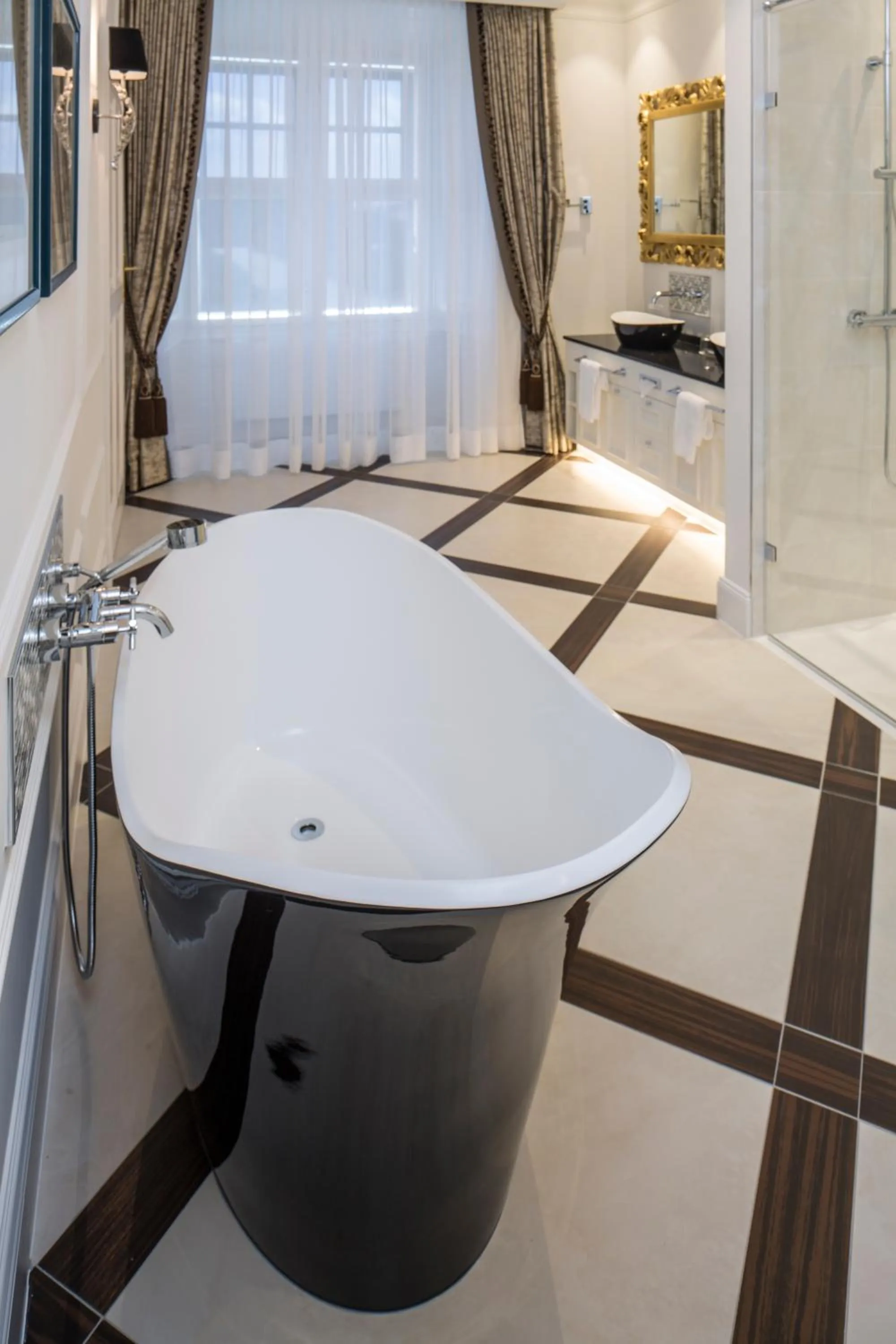 Bathroom, Bed in Schloß Schönbrunn Grand Suite