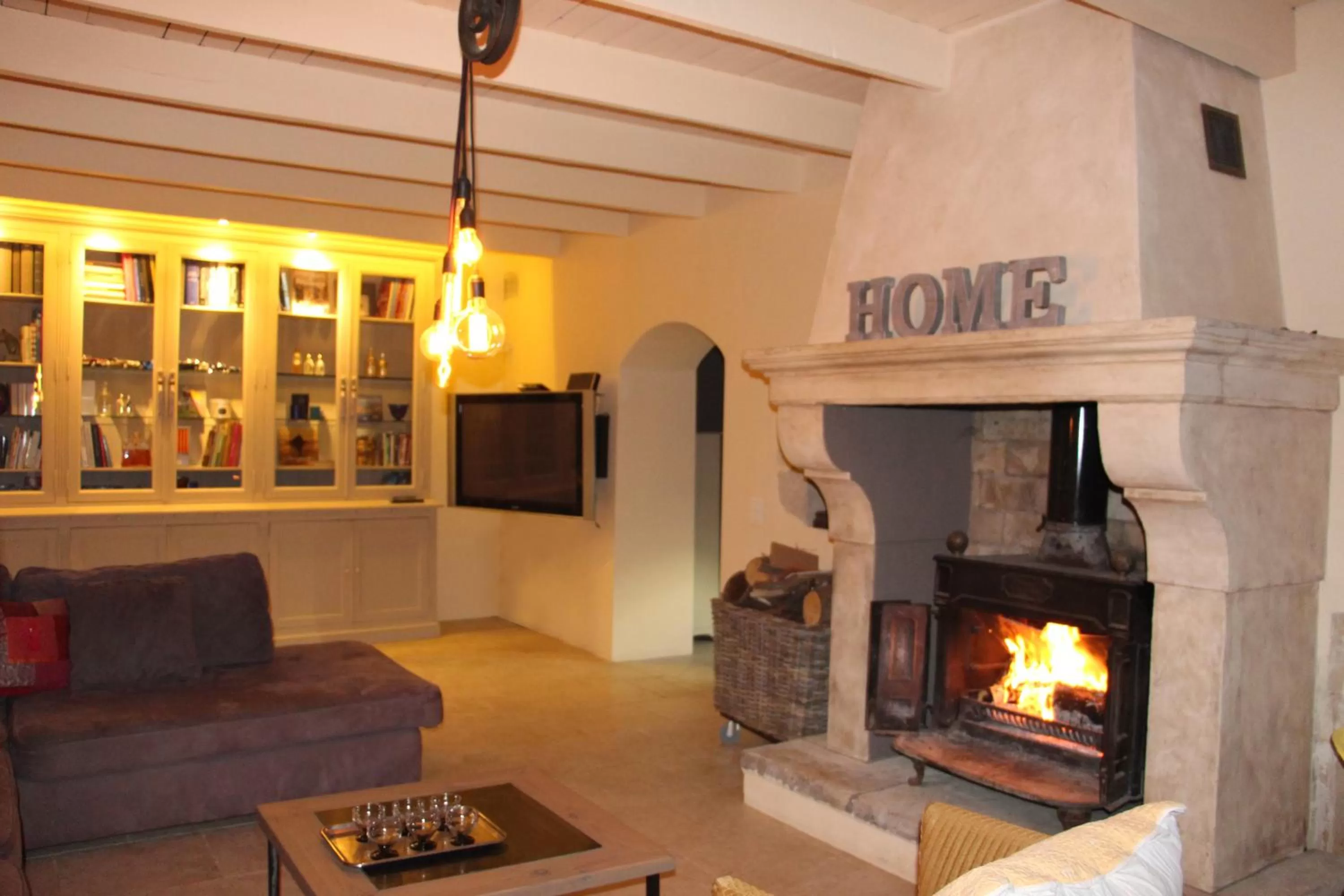 Communal lounge/ TV room in Sous les Platanes B&B